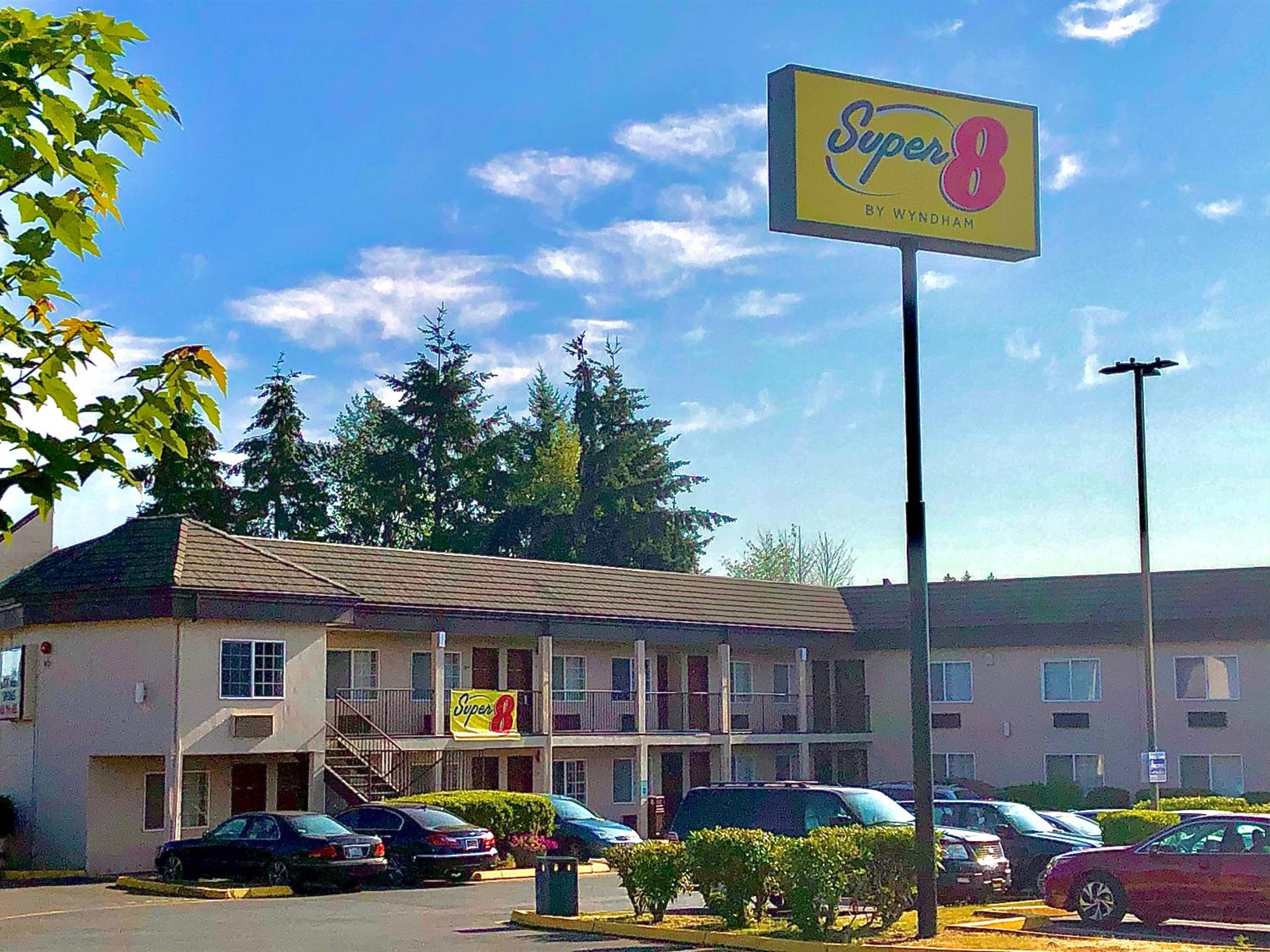 Super 8 by Wyndham Lynnwood - Property Image 7