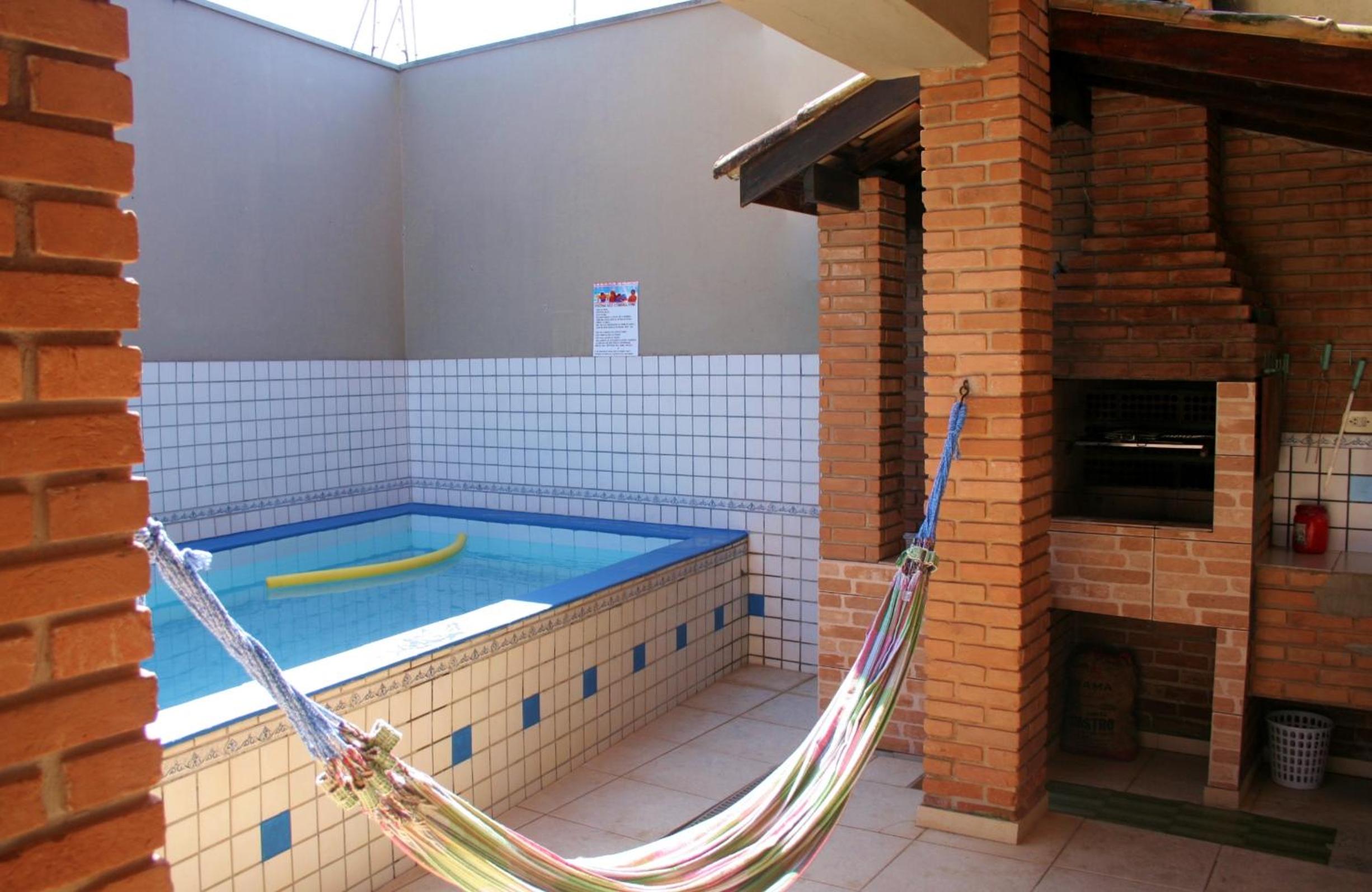 Sobrado com piscina em condomíno fechado a 150 M da praia