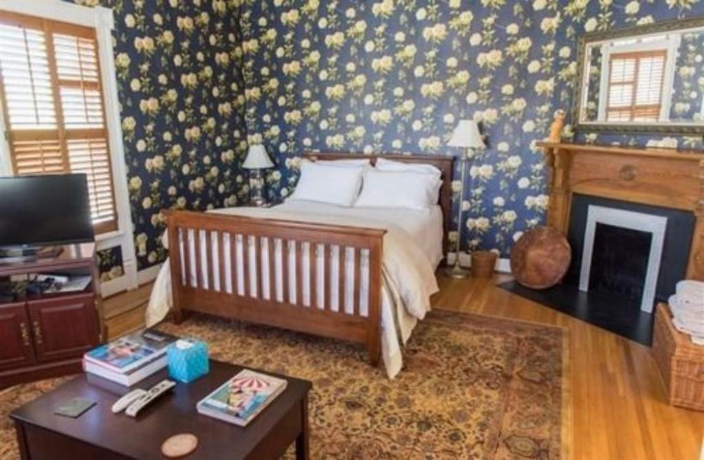 Charles Bass House Bed & Breakfast