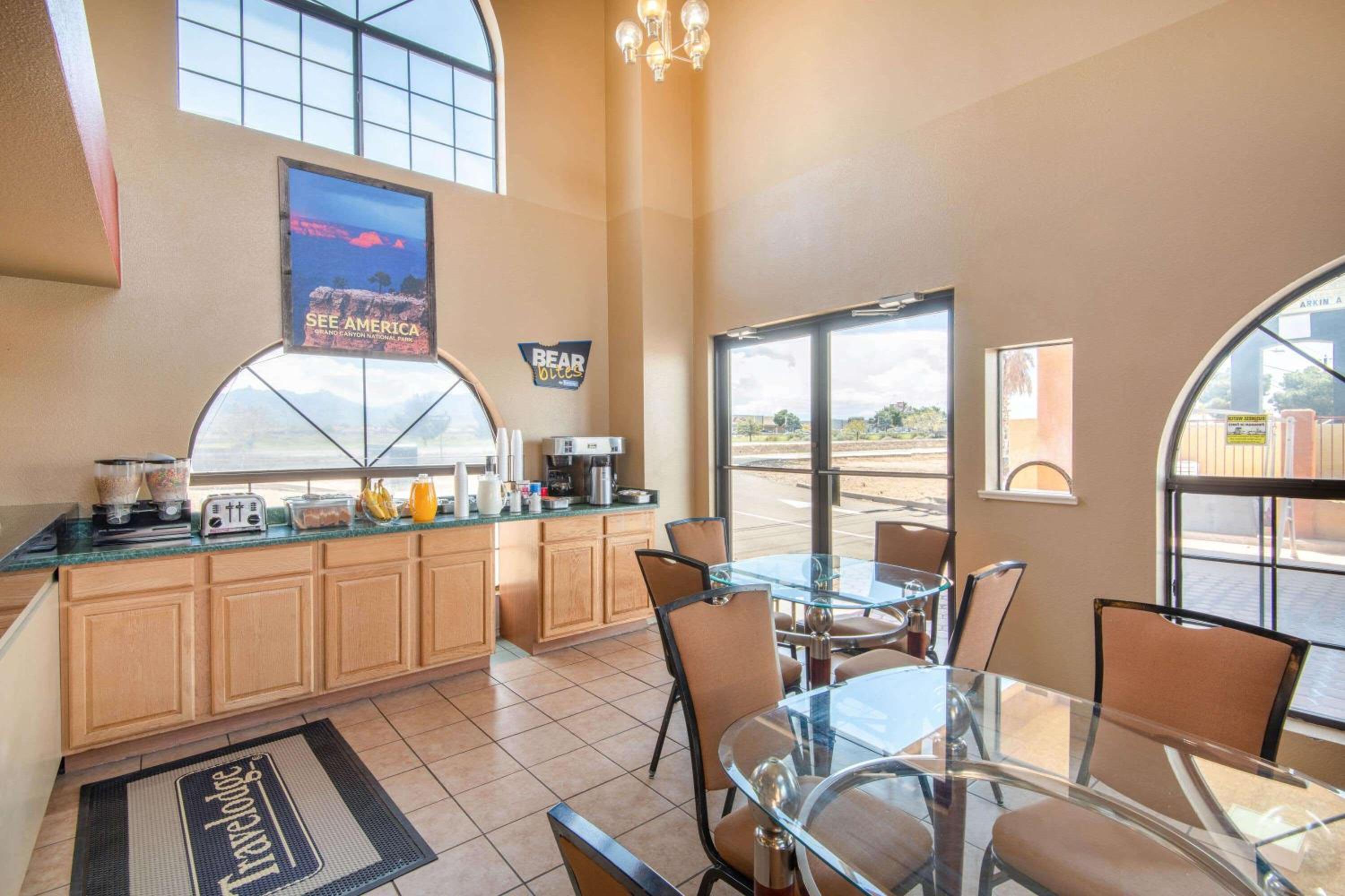 Travelodge by Wyndham Kingman view 2