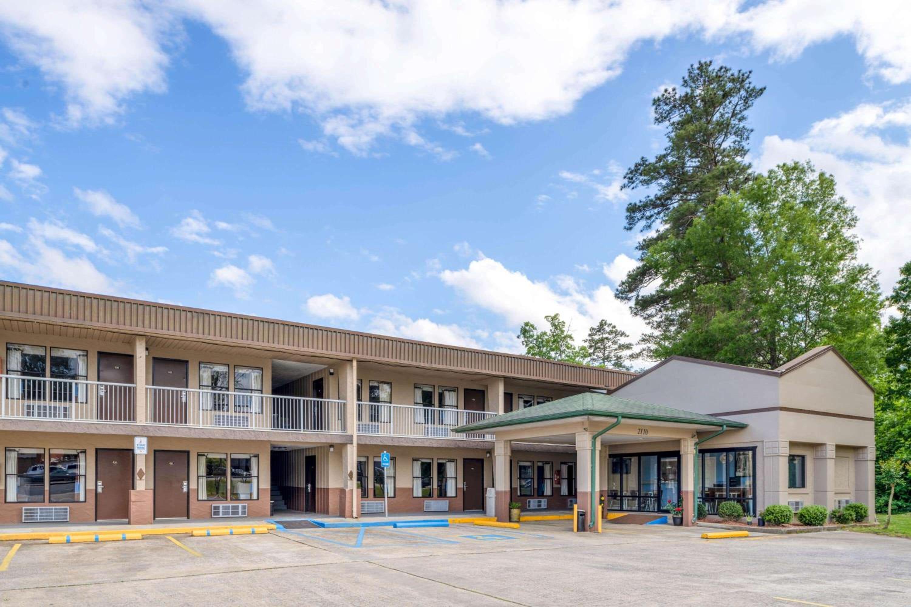 Gadsden Vacations - Super 8 by Wyndham Gadsden AL - Property Image 1