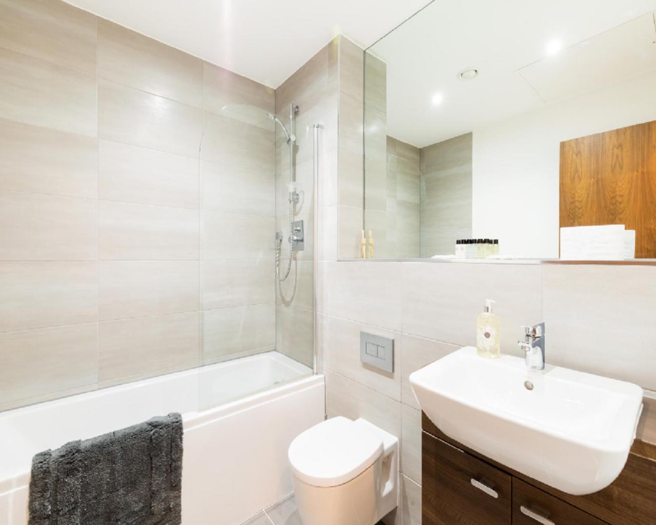KCS Luxury Apartment - Broad Street Birmingham view 5