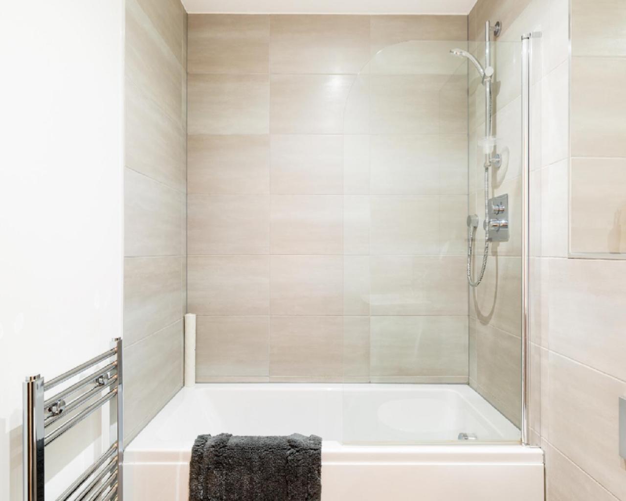 KCS Luxury Apartment - Broad Street Birmingham view 2