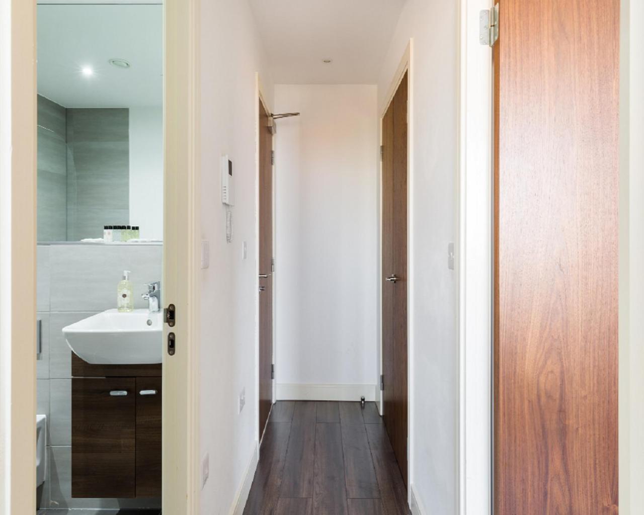 KCS Luxury Apartment - Broad Street Birmingham view 3