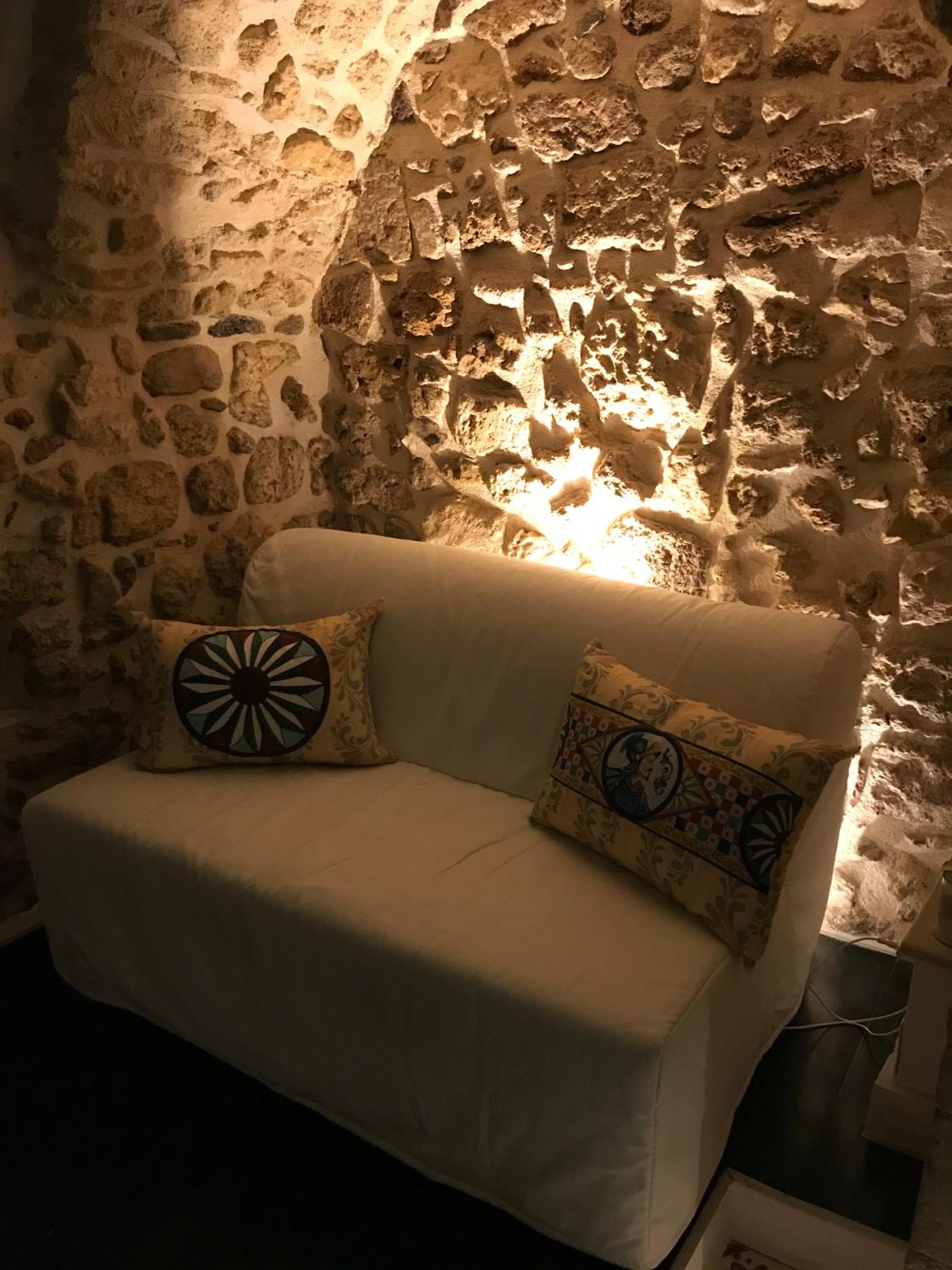 Le cinque pietre en Siracusa — lounge