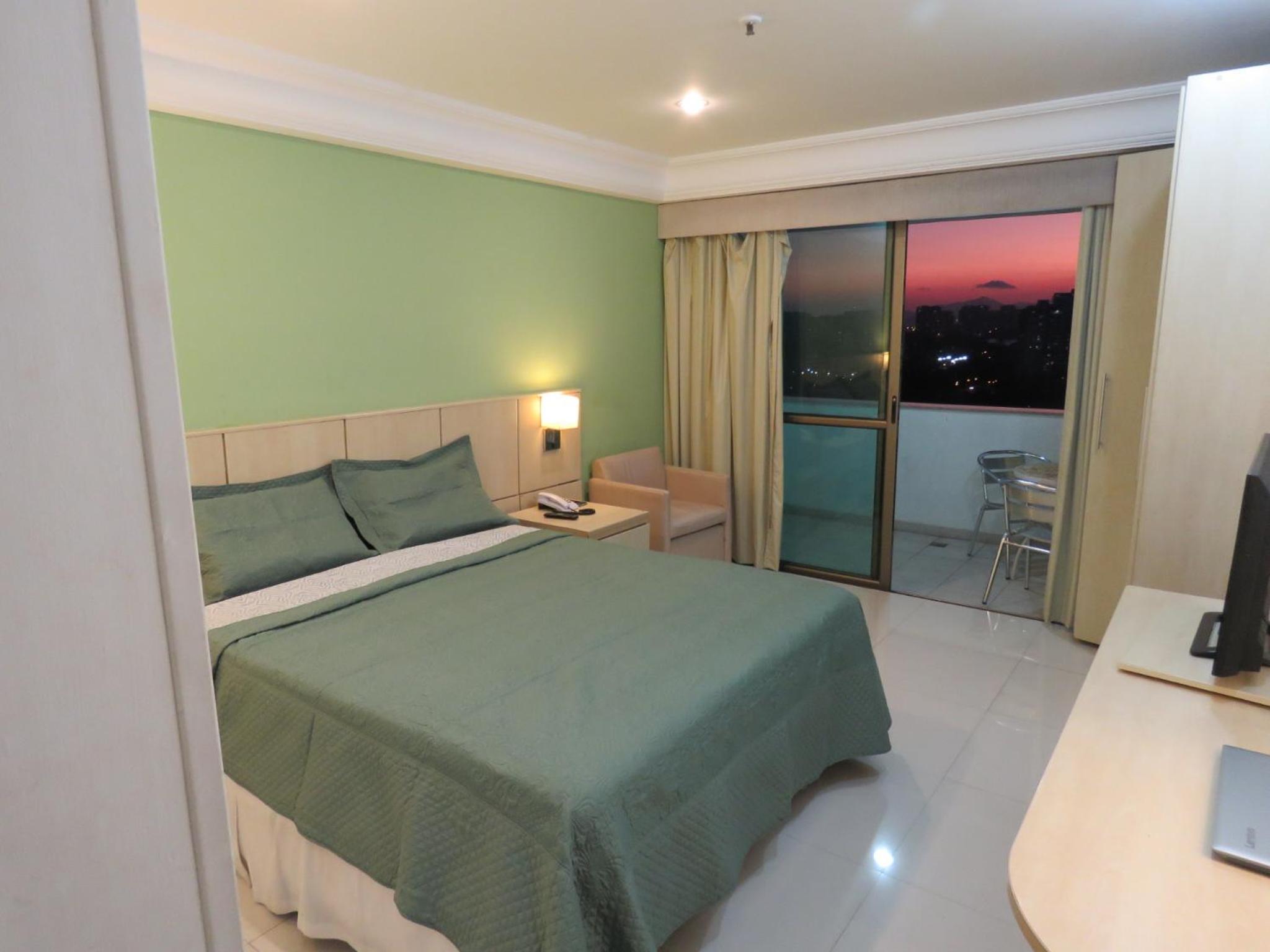 Barra Prime Flats, Ed Mediterrâneo, wi-fi 400Mb, balsa pra praia grátis, ar condicionado novo!