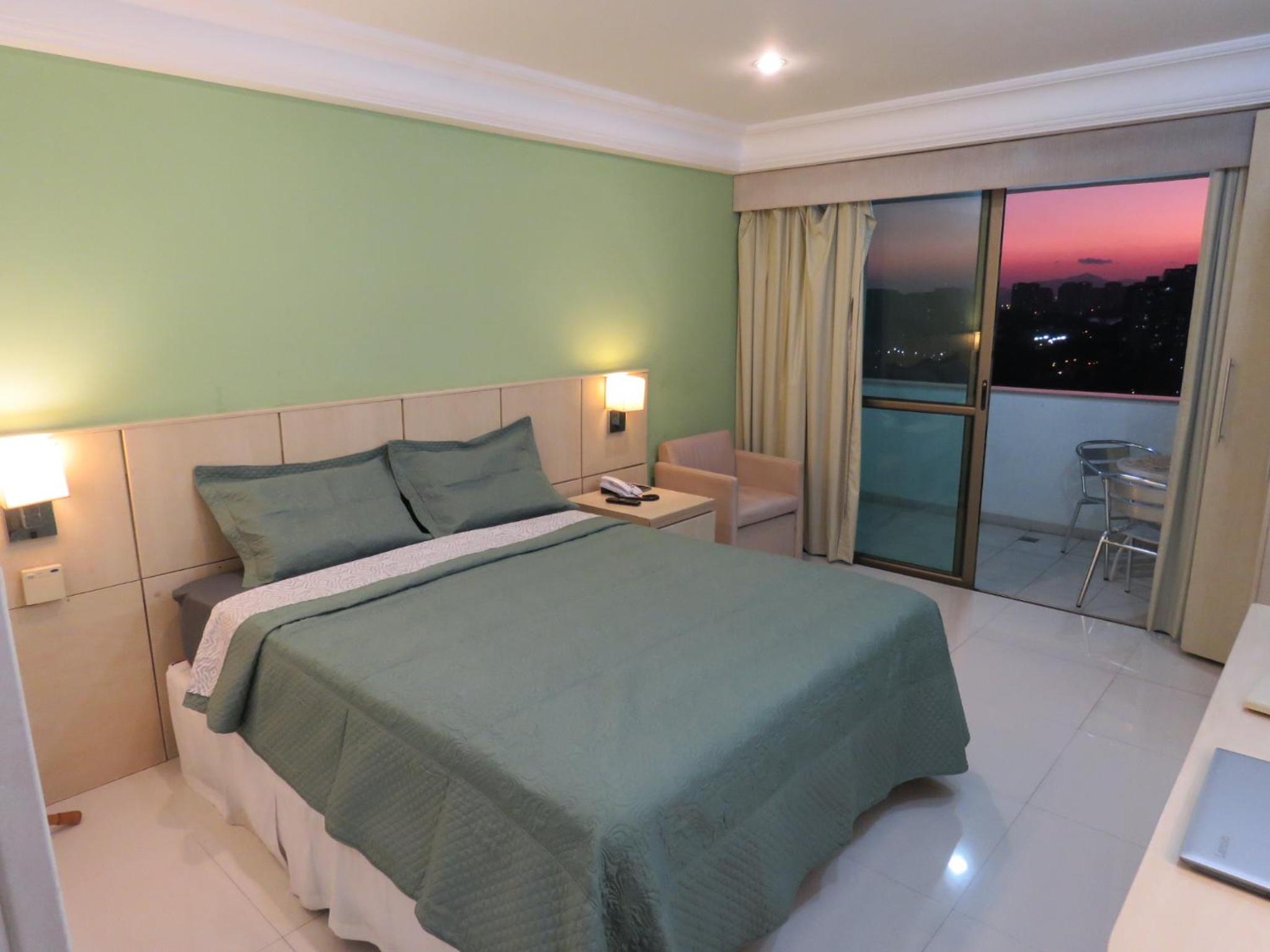 Barra Prime Flats, Ed Mediterrâneo, wi-fi 400Mb, balsa pra praia grátis, ar condicionado novo!