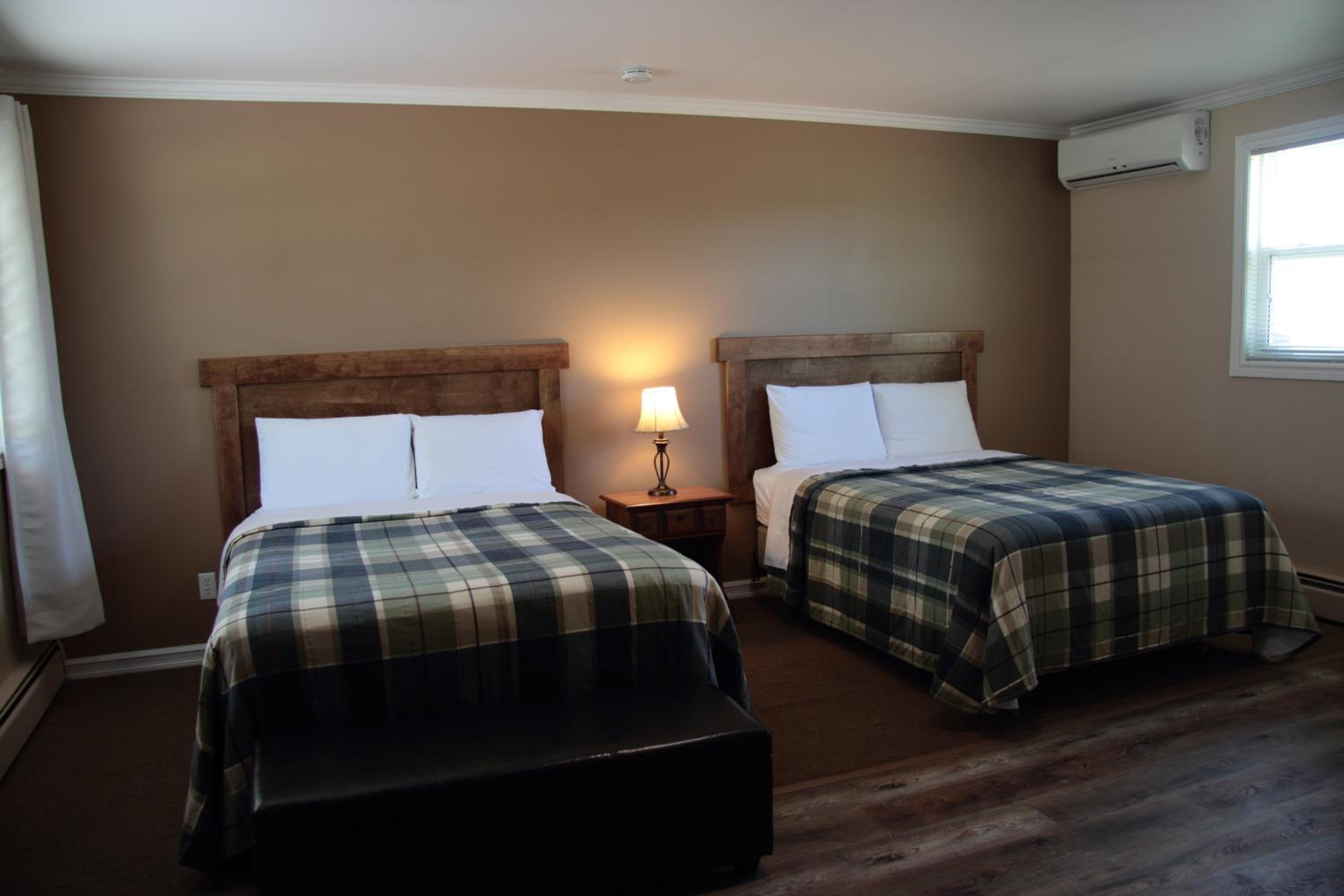 CARLETON INN & COTTAGES