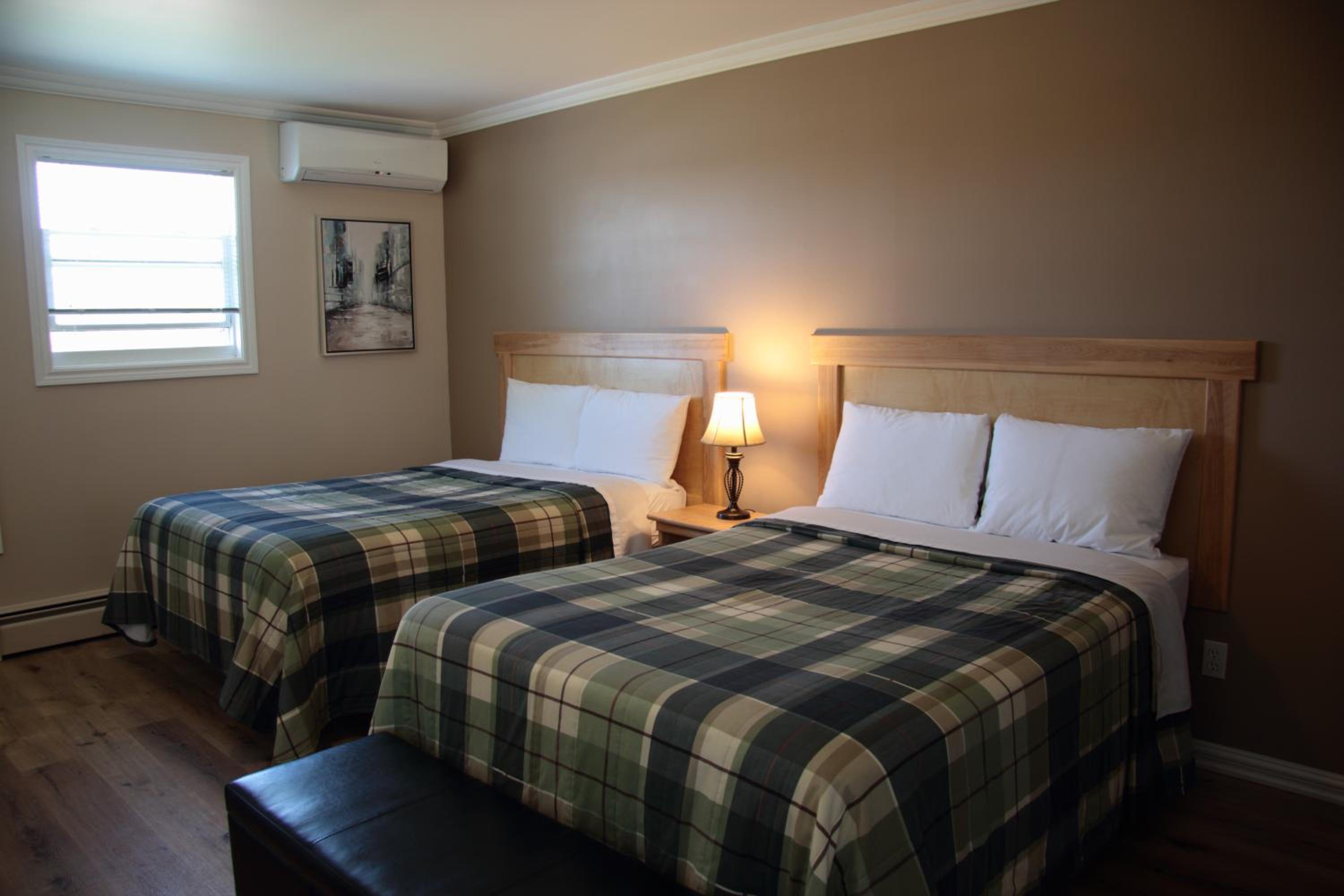 CARLETON INN & COTTAGES