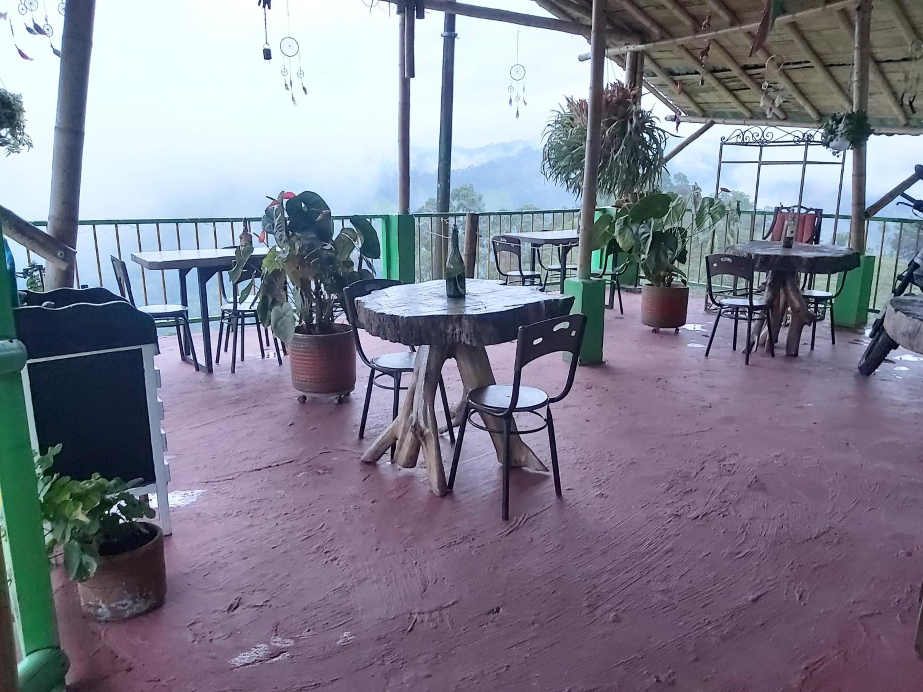 Hostal y Camping Los Girasoles