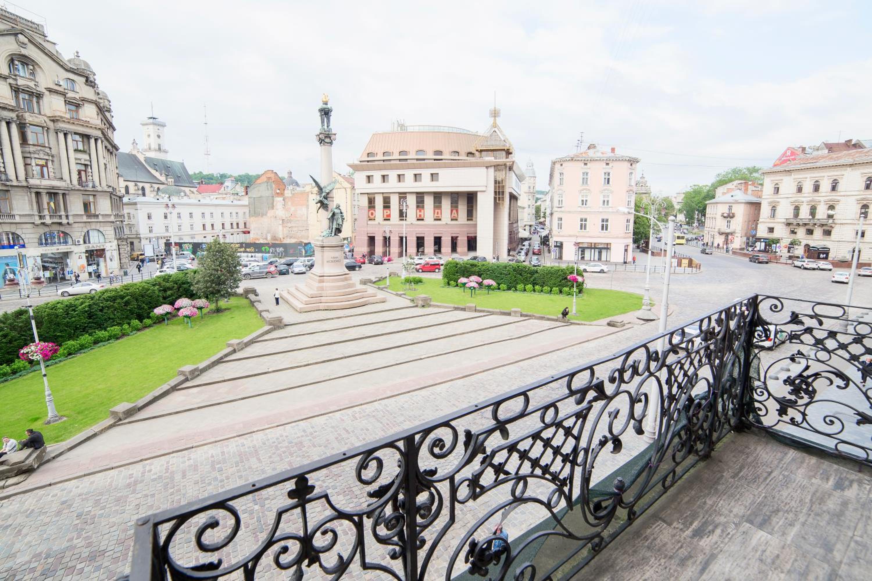 Miskevycha Square 5a Apartment- view of the center of Lviv with a balcony view 4