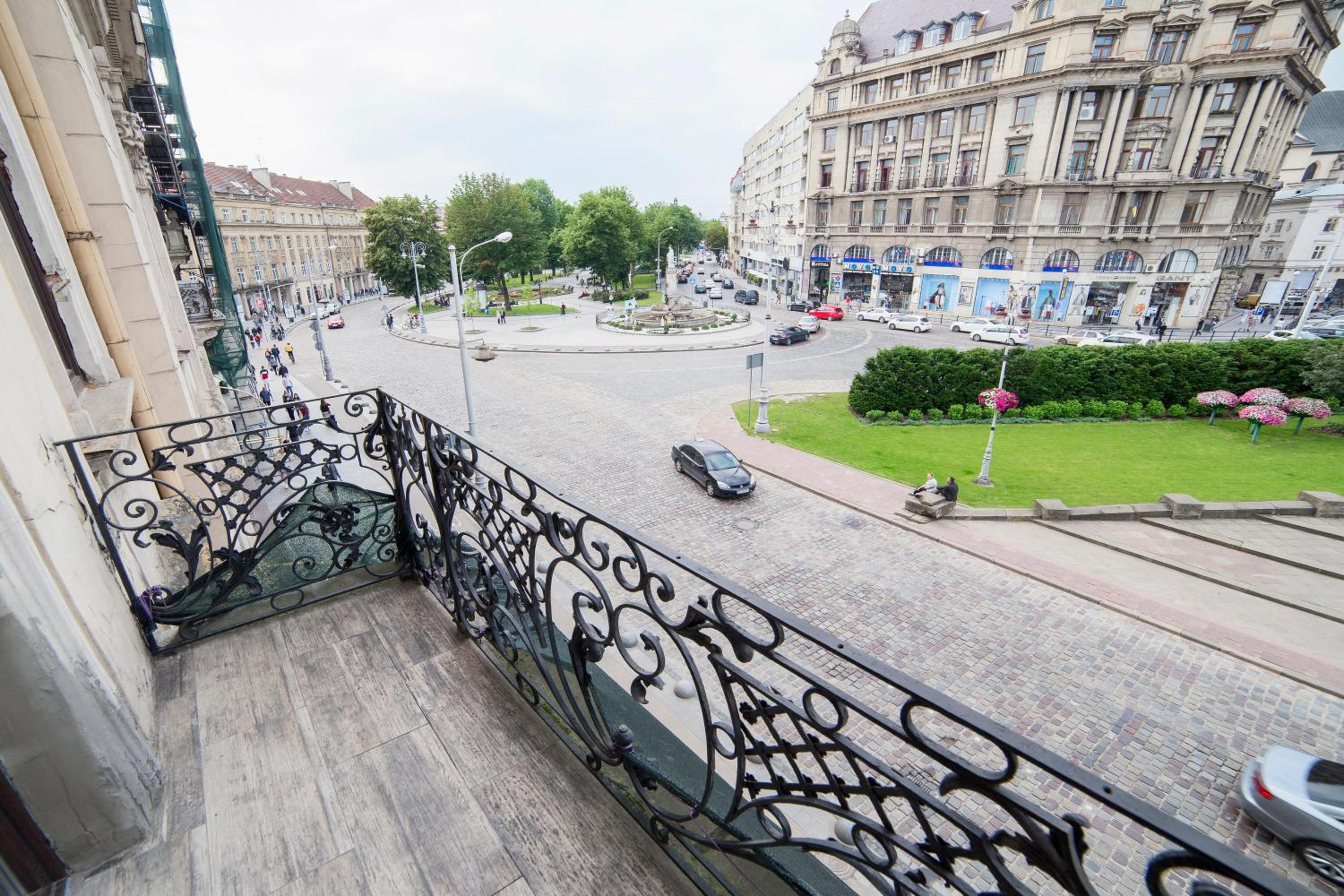 Miskevycha Square 5a Apartment- view of the center of Lviv with a balcony view 3