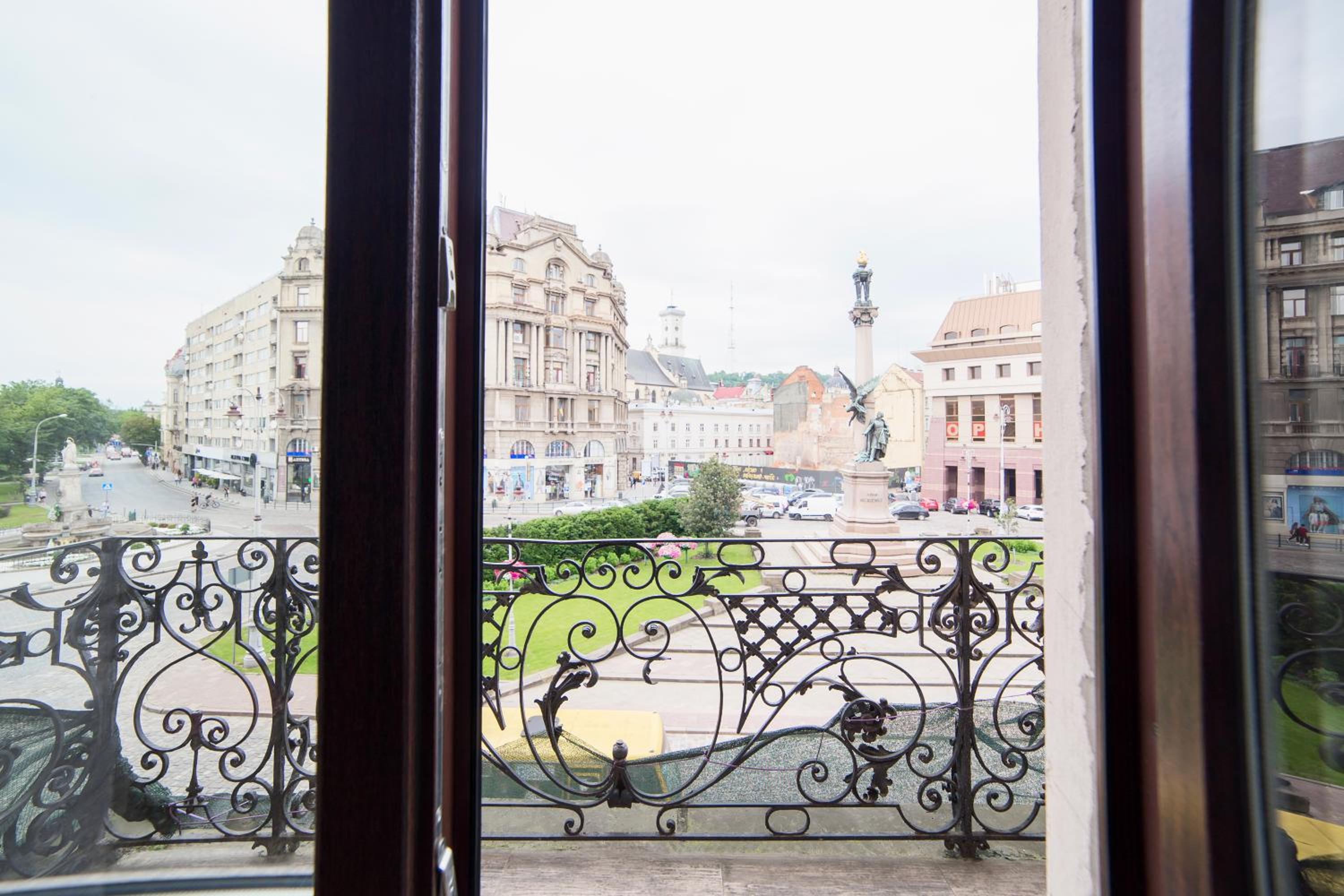Miskevycha Square 5a Apartment- view of the center of Lviv with a balcony view 2