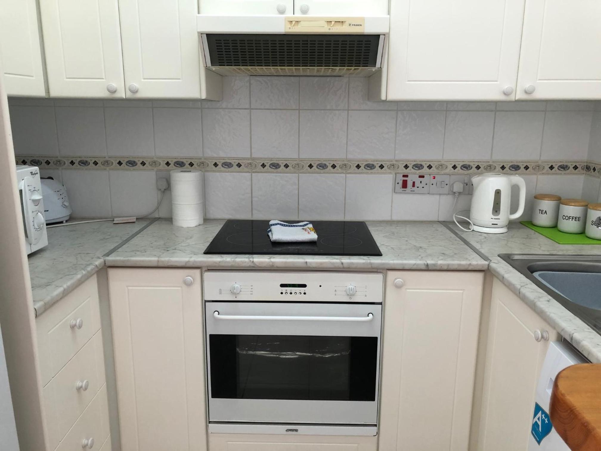 Limnaria Gardens - spacious and sunny 1 bed with pool views