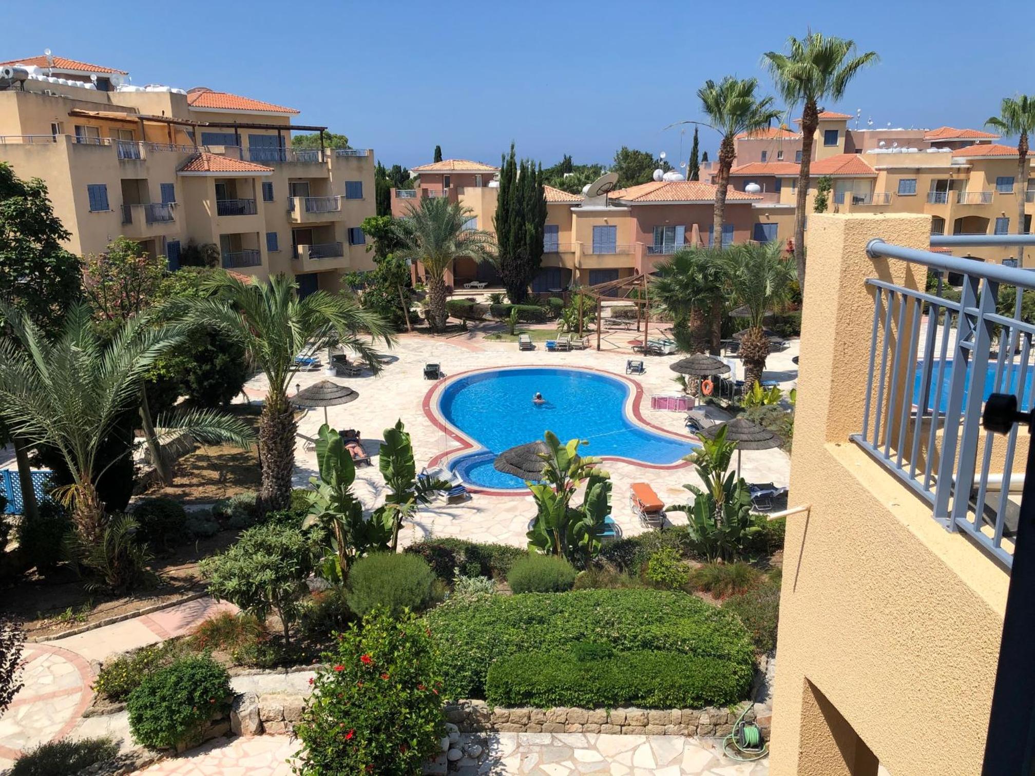 Limnaria Gardens - spacious and sunny 1 bed with pool views
