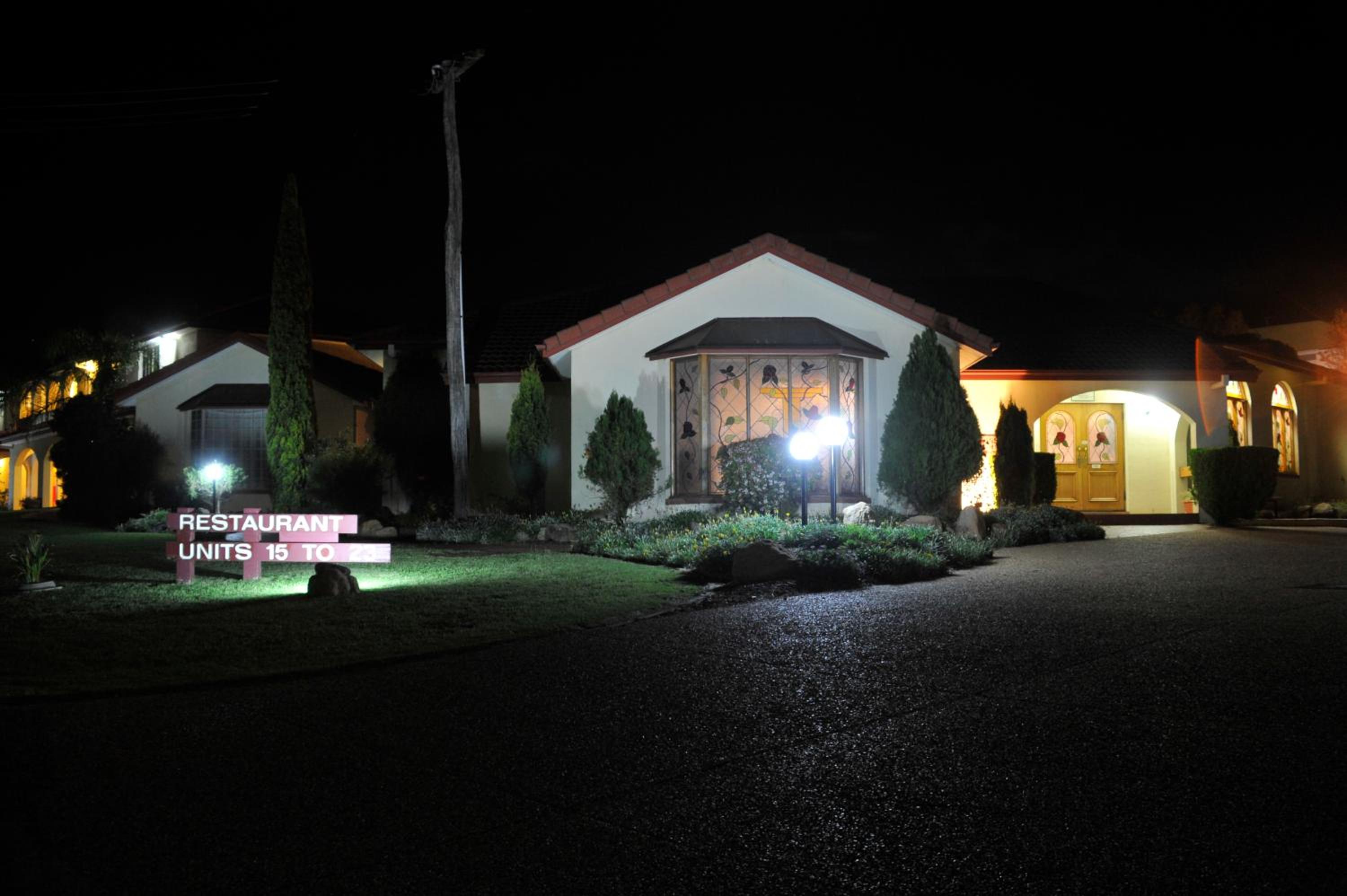 McNevins Warwick Motel