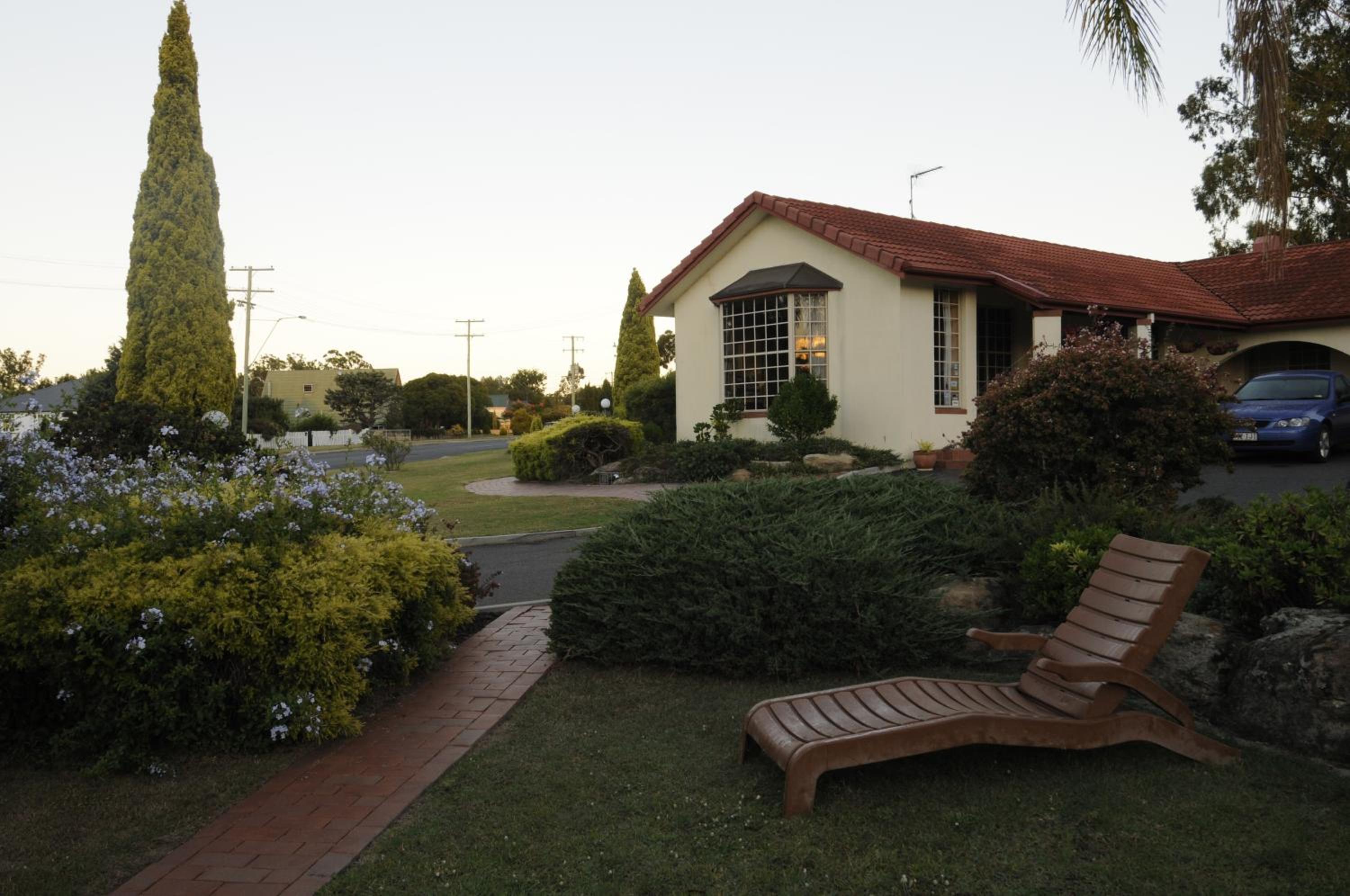 McNevins Warwick Motel