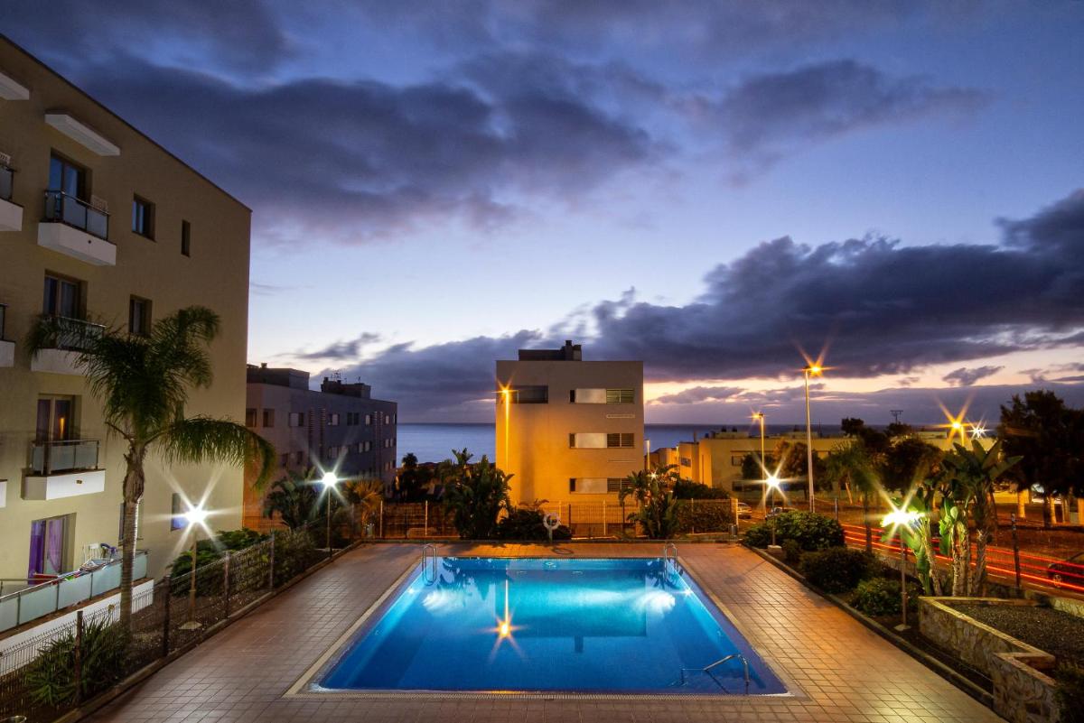 Coastal apartment with terrace and pool view 4