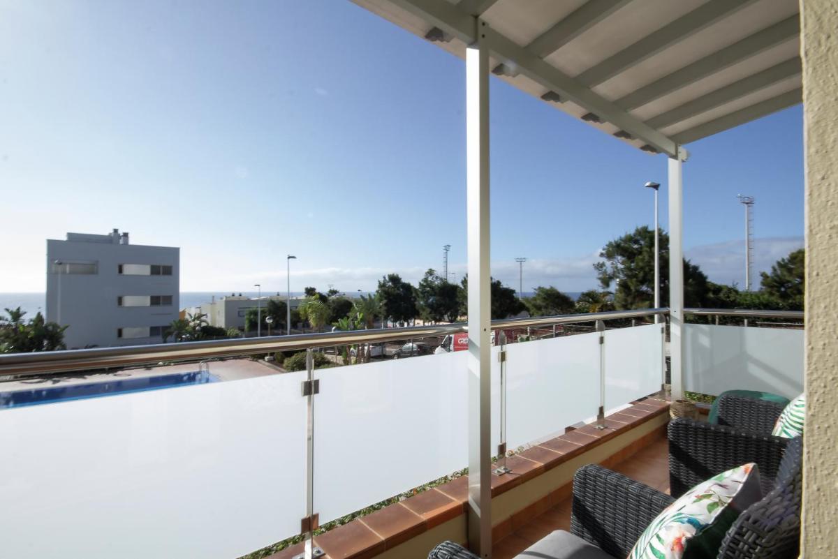 Coastal apartment with terrace and pool view 3