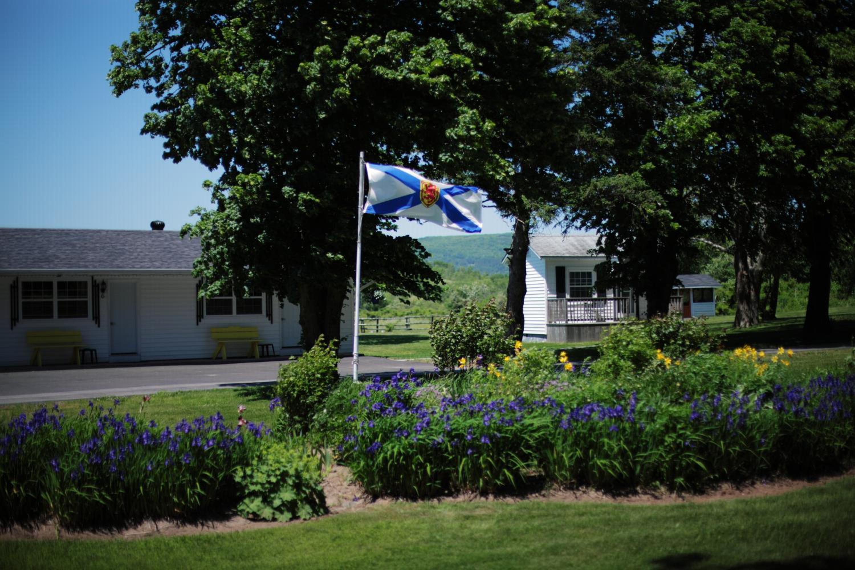 CARLETON INN & COTTAGES