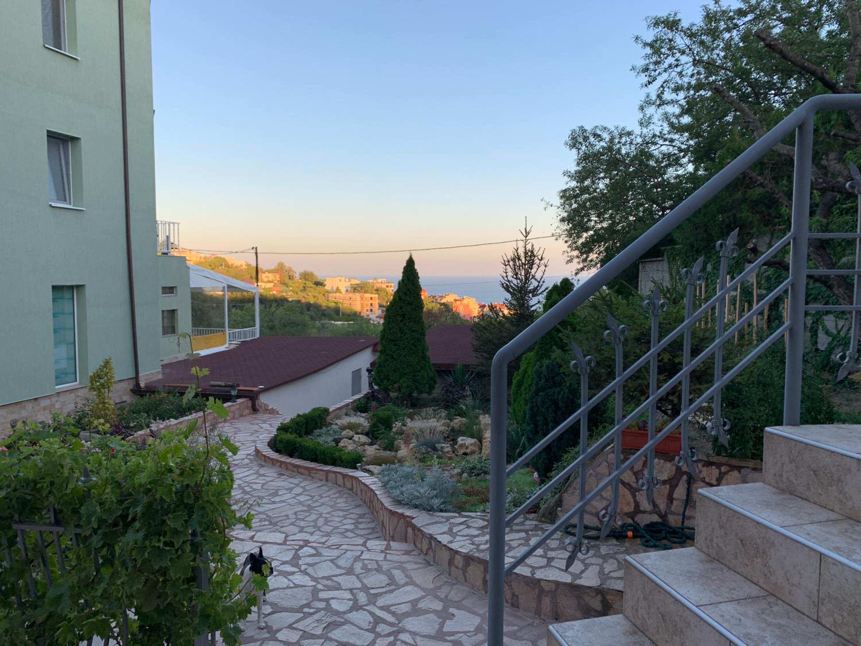 Sunray Guest House, Private Rooms & Apartment with Lovely Sea View