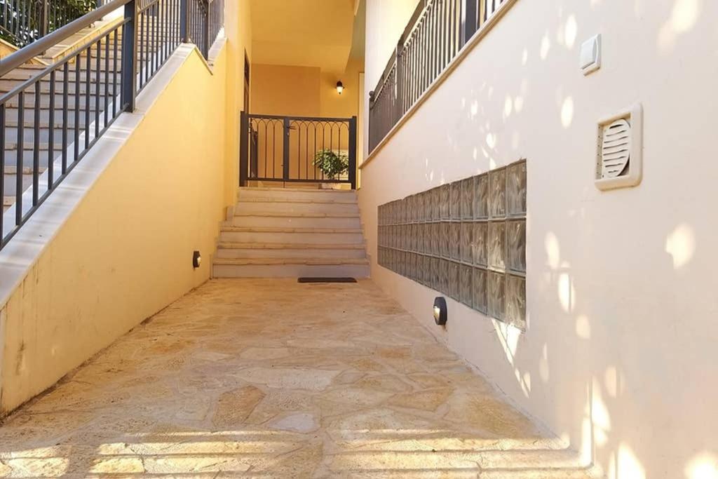 Modern and independent apartment 83 m2, with garden, 5min to the beach and the city center