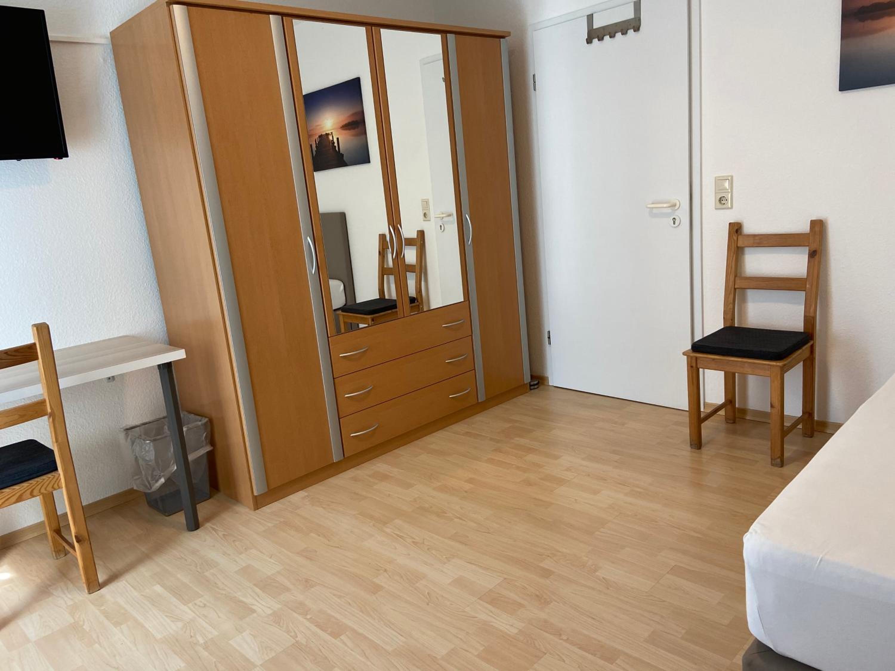 Wohnung mit 2 Einzelzimmer gemeinsamer Küchen/Bad/Balkon-Nutzung view 3