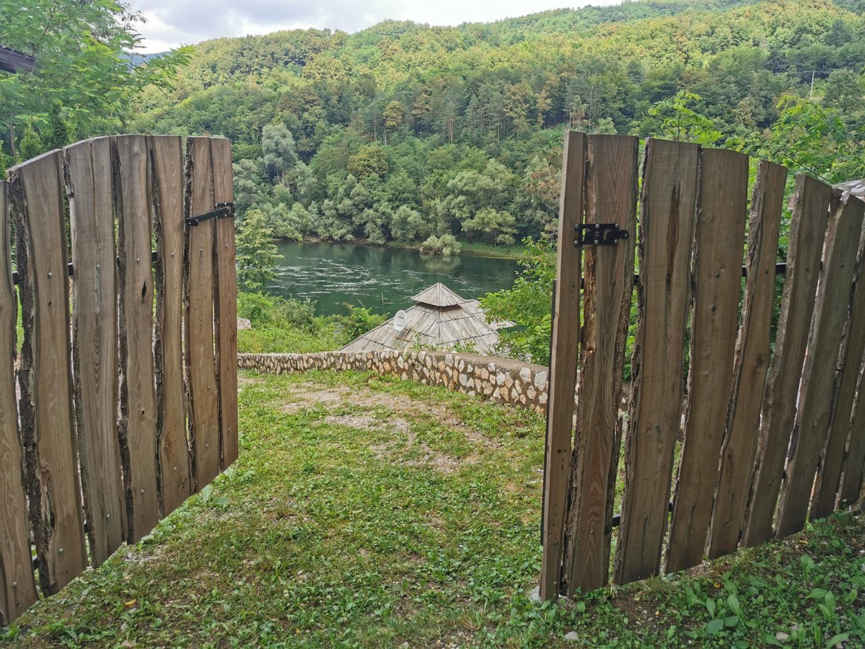 Brvnara na obali reke Drine view 2