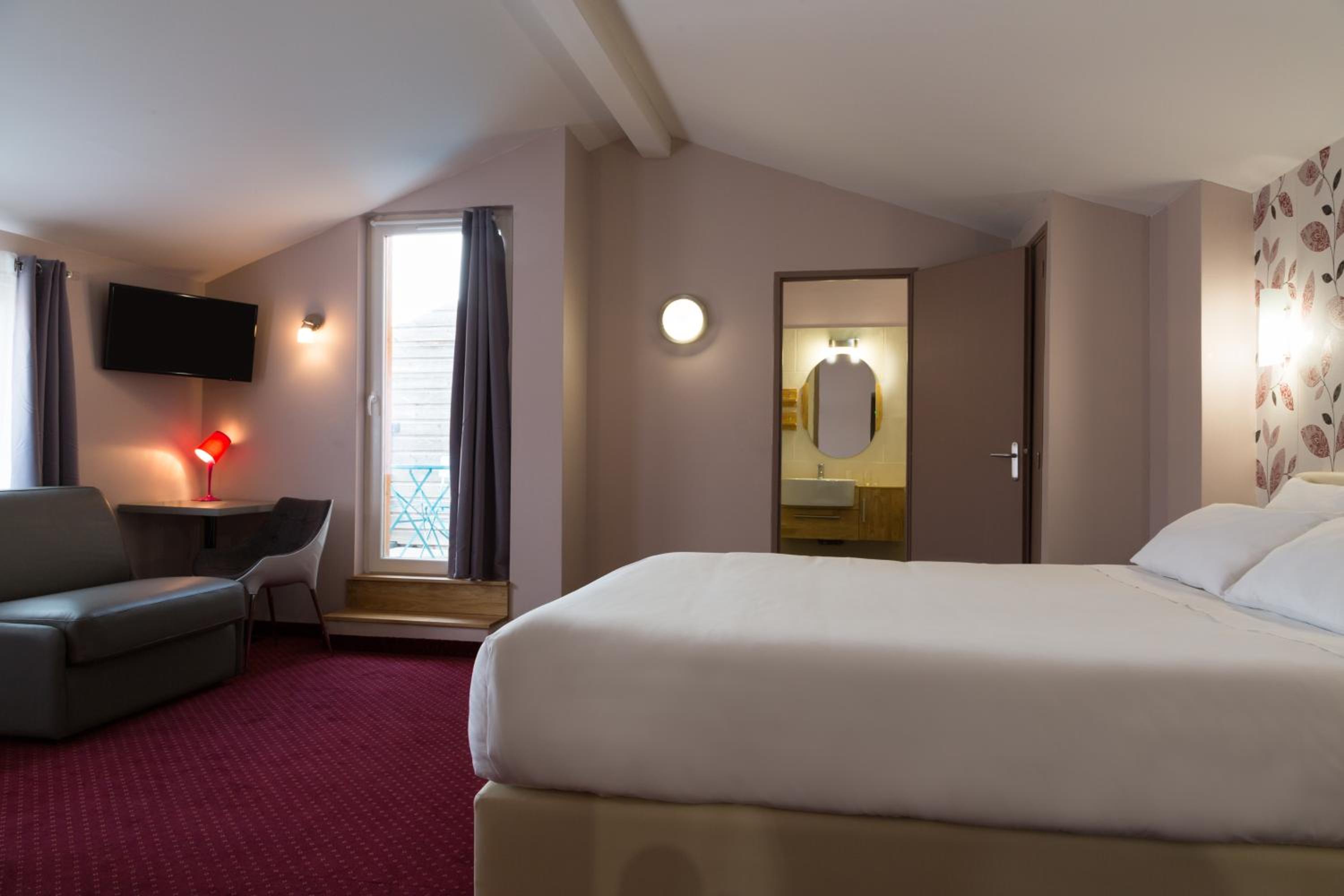 Saint-Etienne Vacations - Urban Style, Hotel Le Cheval Noir, Saint-Etienne - Property Image 4