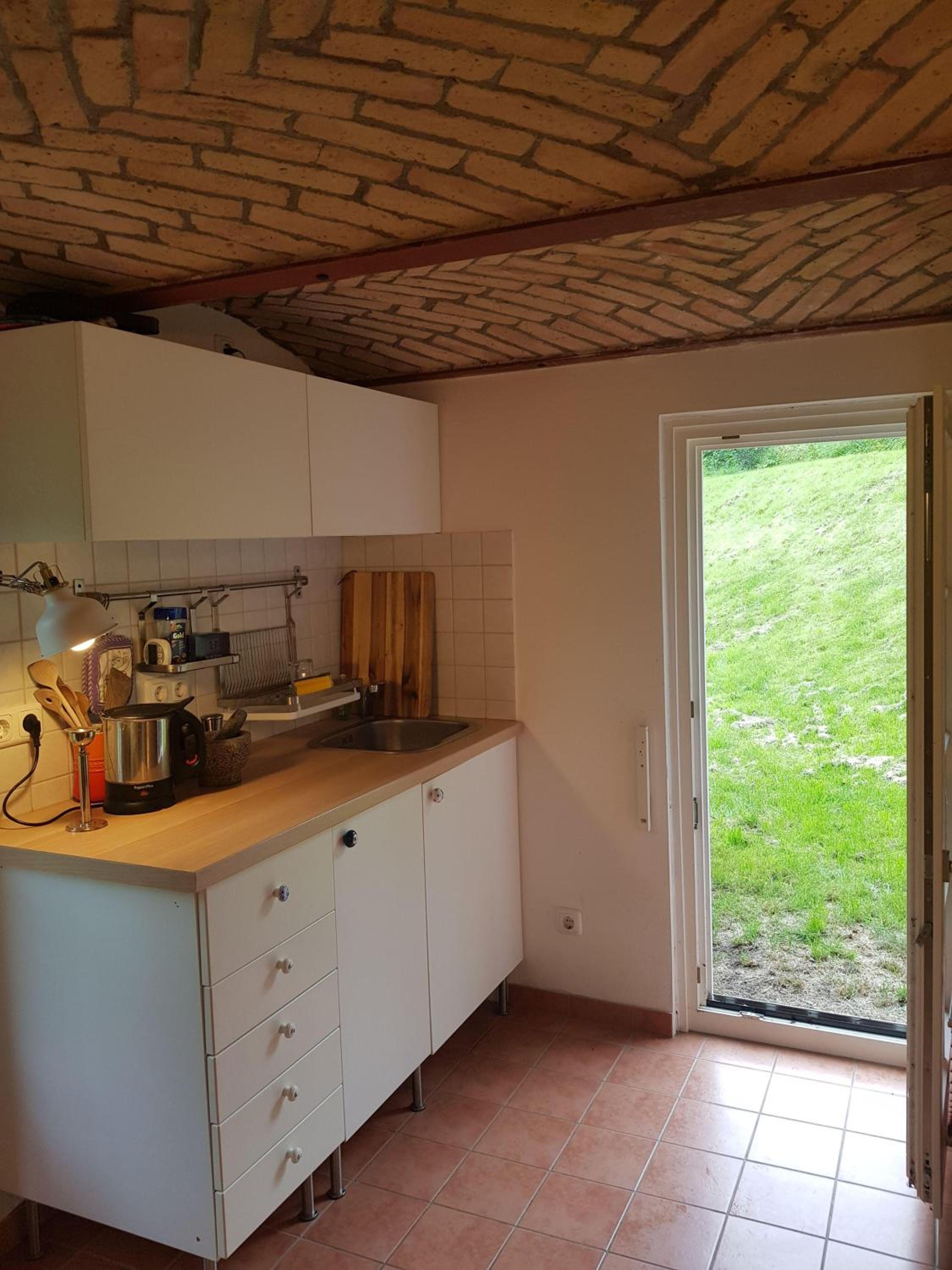 Niedliches-kleines-Ferienhaeuschen-auf-Ruegen-nahe-Stralsund