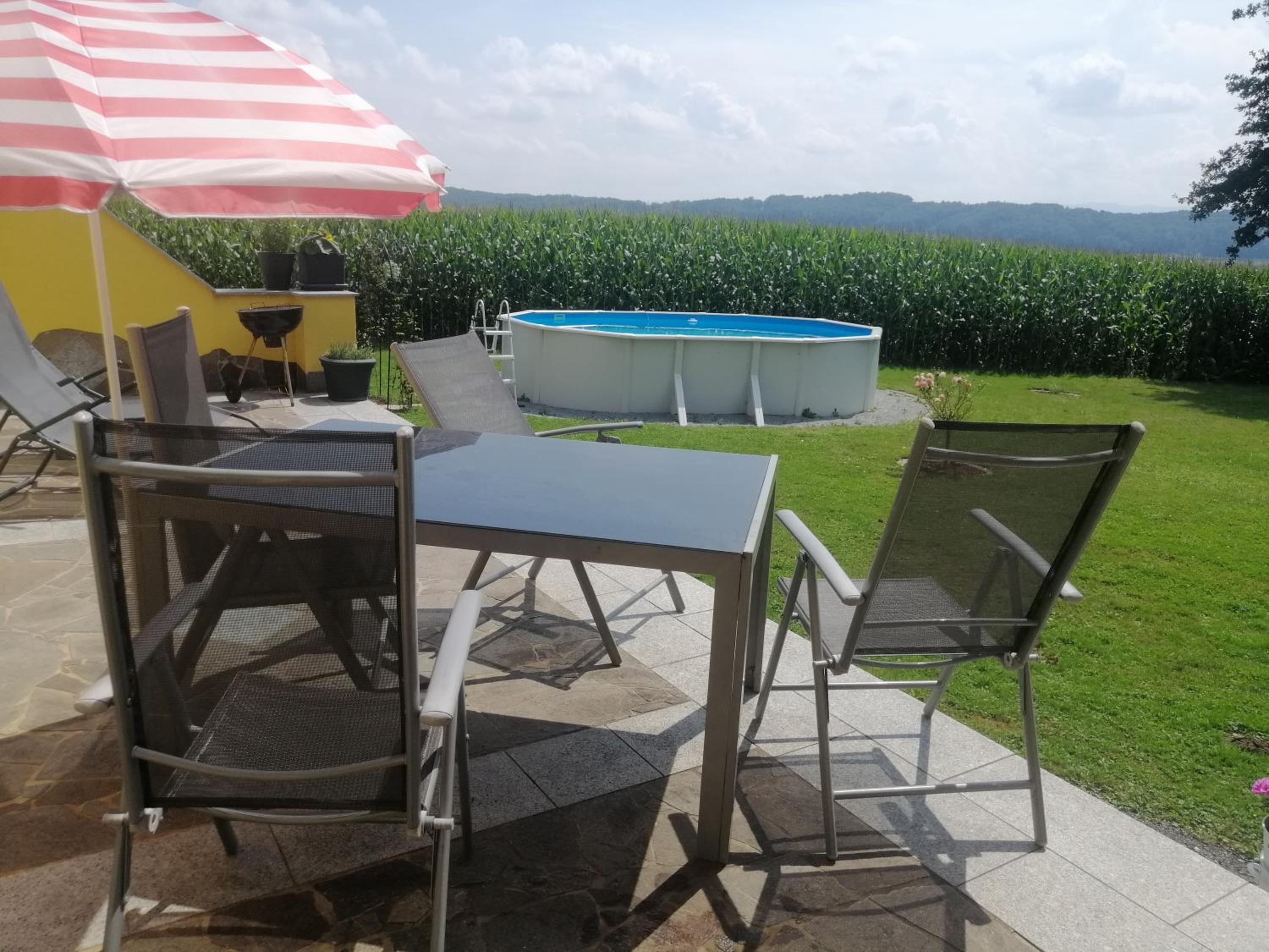 HAUS SONBERG mit Garten, Pool, Fasssauna, semi detached house with garden