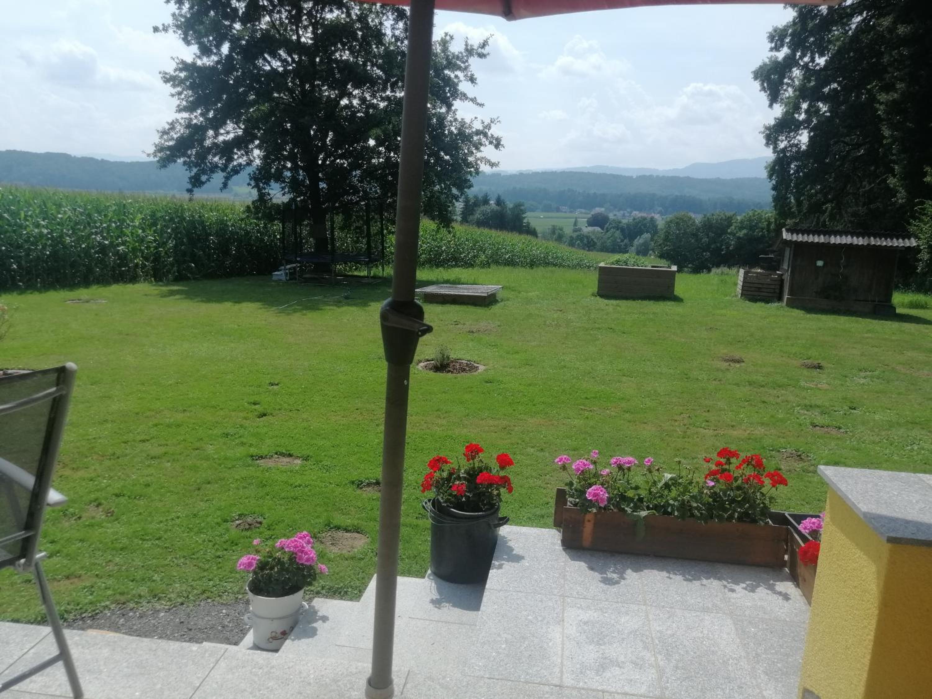 HAUS SONBERG mit Garten, Pool, Fasssauna, semi detached house with garden