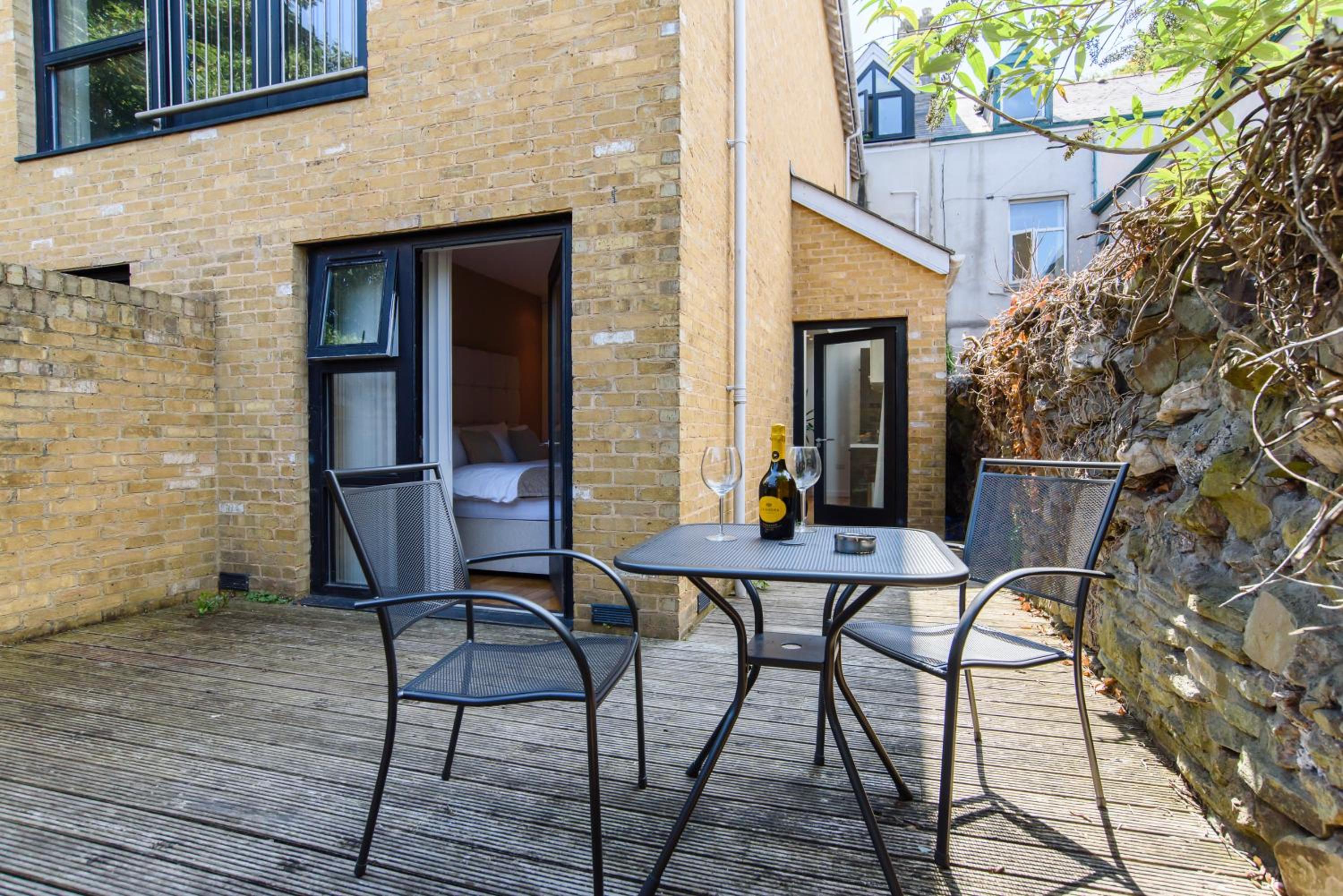 Oakfield Premier Apartments-High Speed WiFi-Smart SelfCheckIn-Central Cardiff Gem view 2
