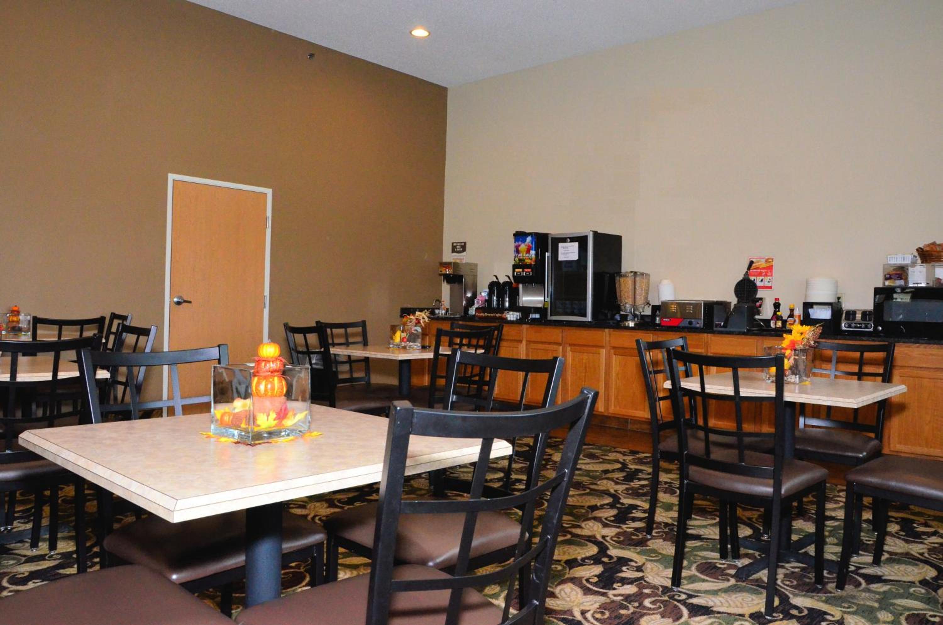 Cobblestone Inn & Suites - Lake View