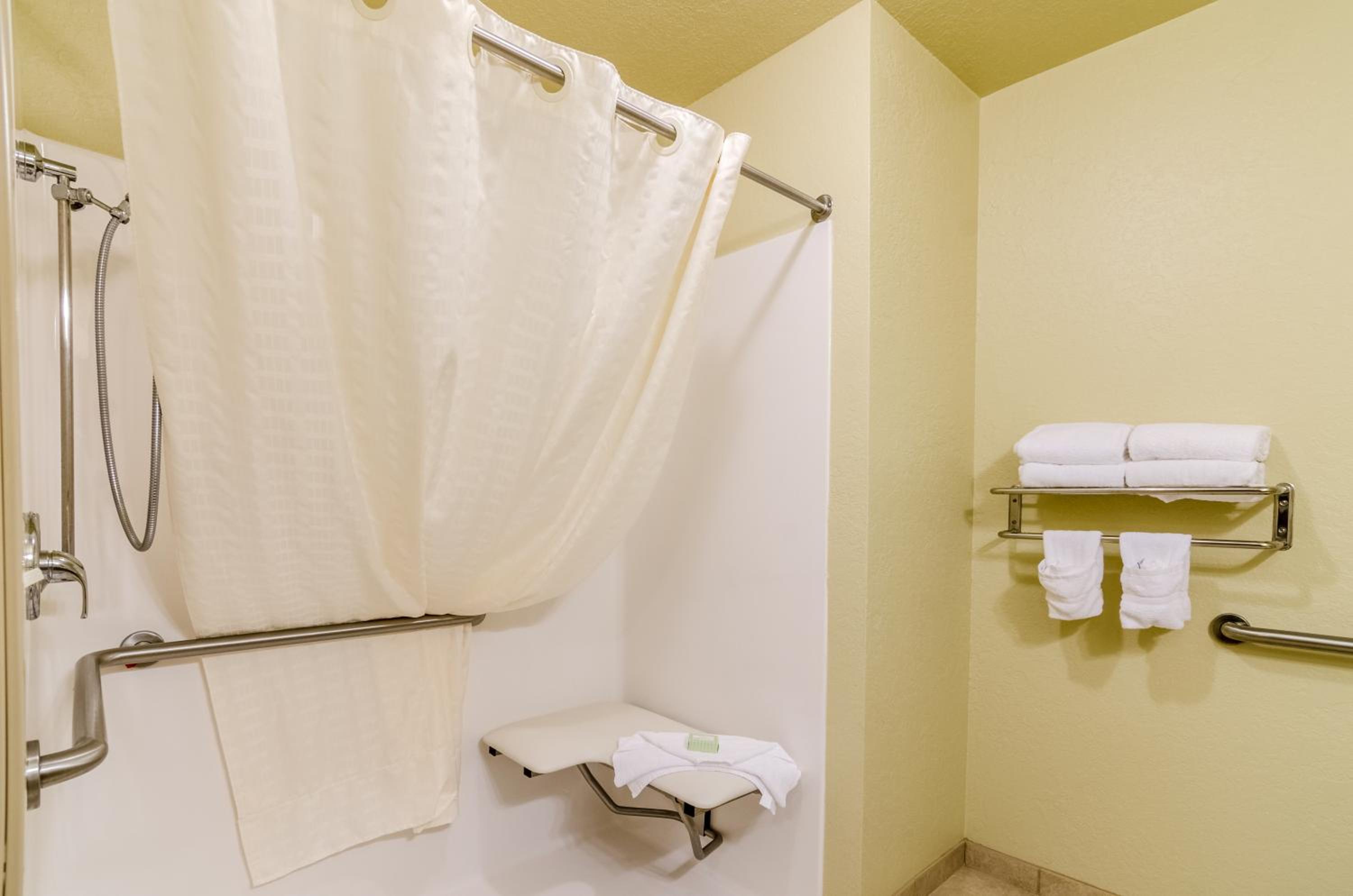 Cobblestone Inn & Suites Cambridge