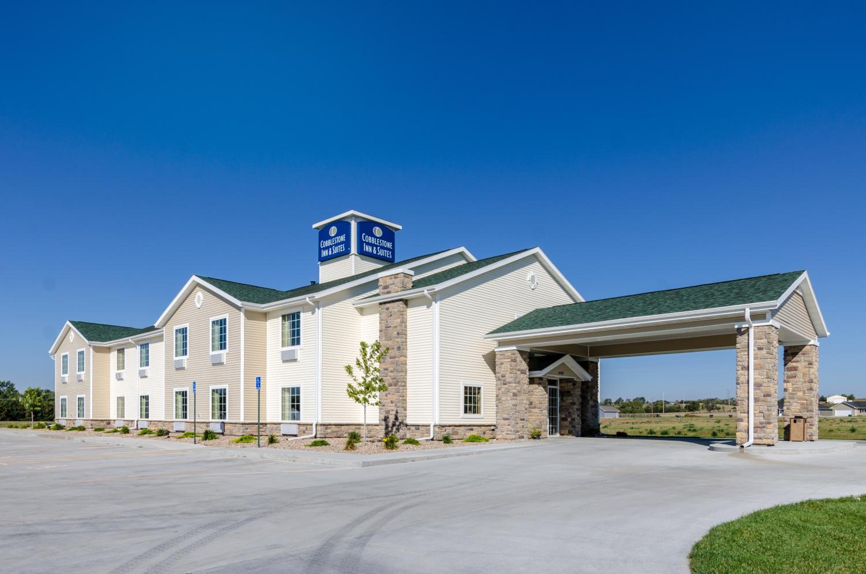 Hotel Cobblestone Inn & Suites Cambridge - Image 1