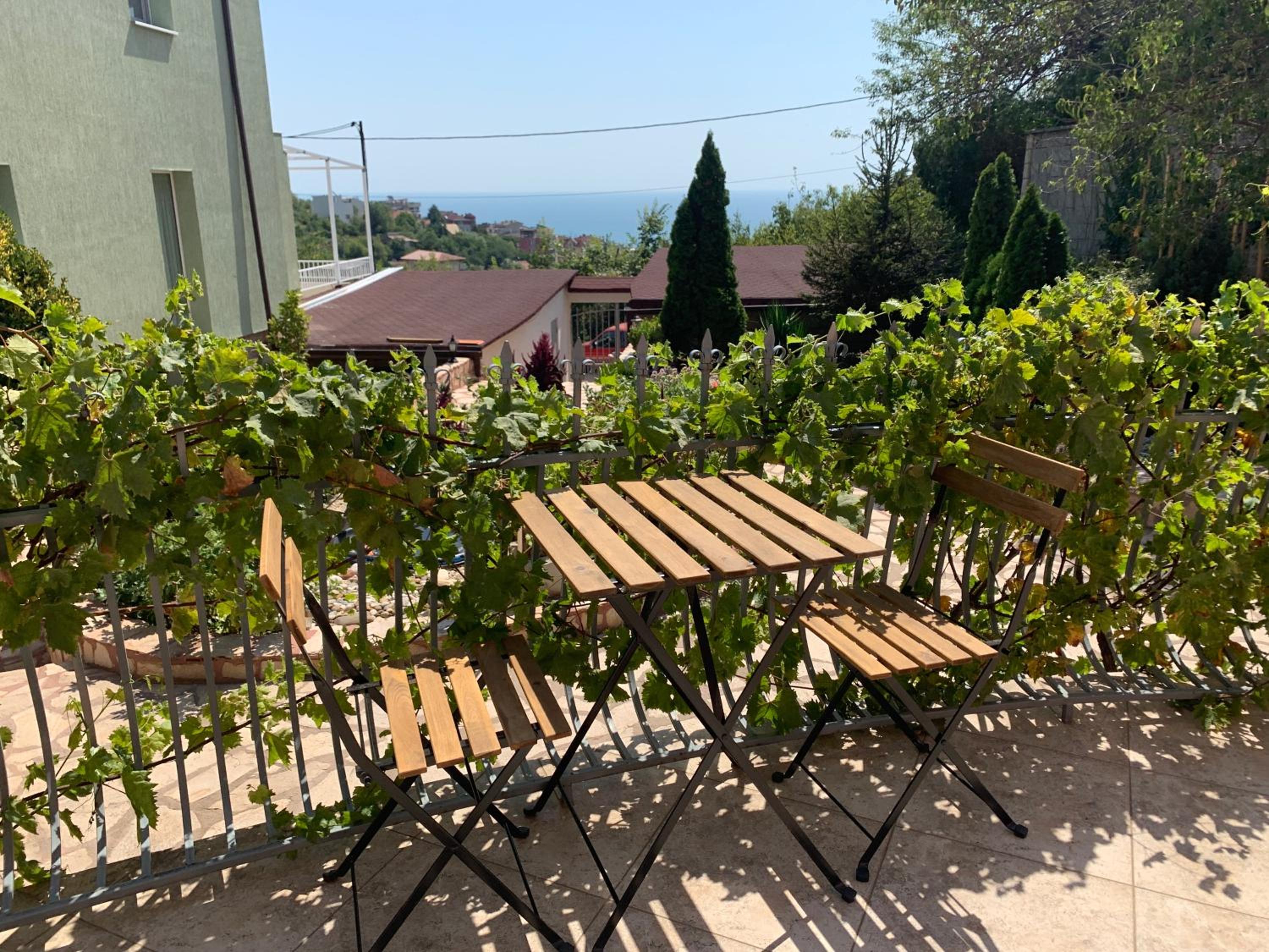 Sunray Guest House, Private Rooms & Apartment with Lovely Sea View