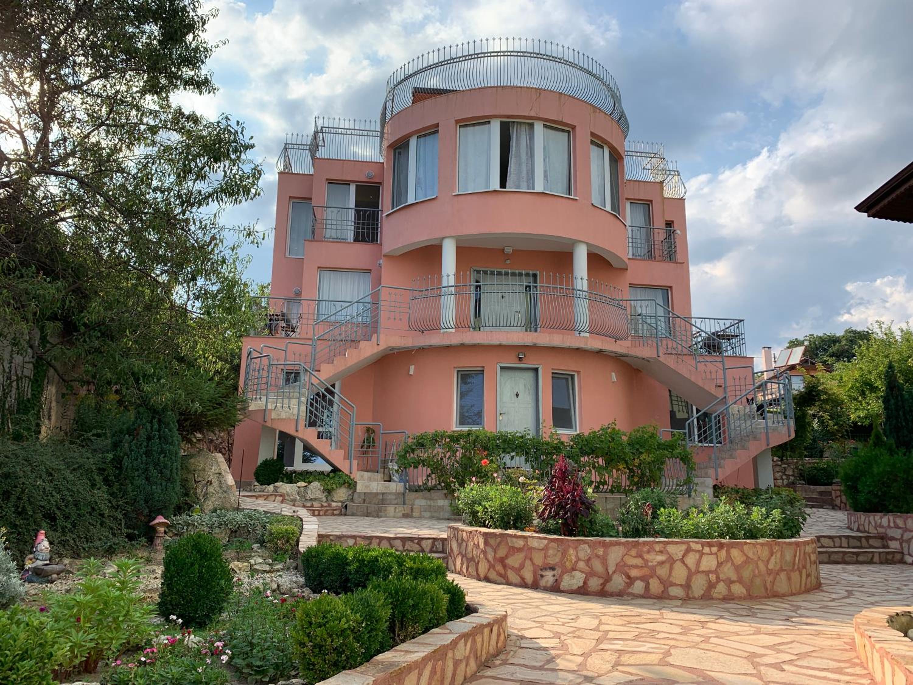 Sunray Guest House, Private Rooms & Apartment with Lovely Sea View
