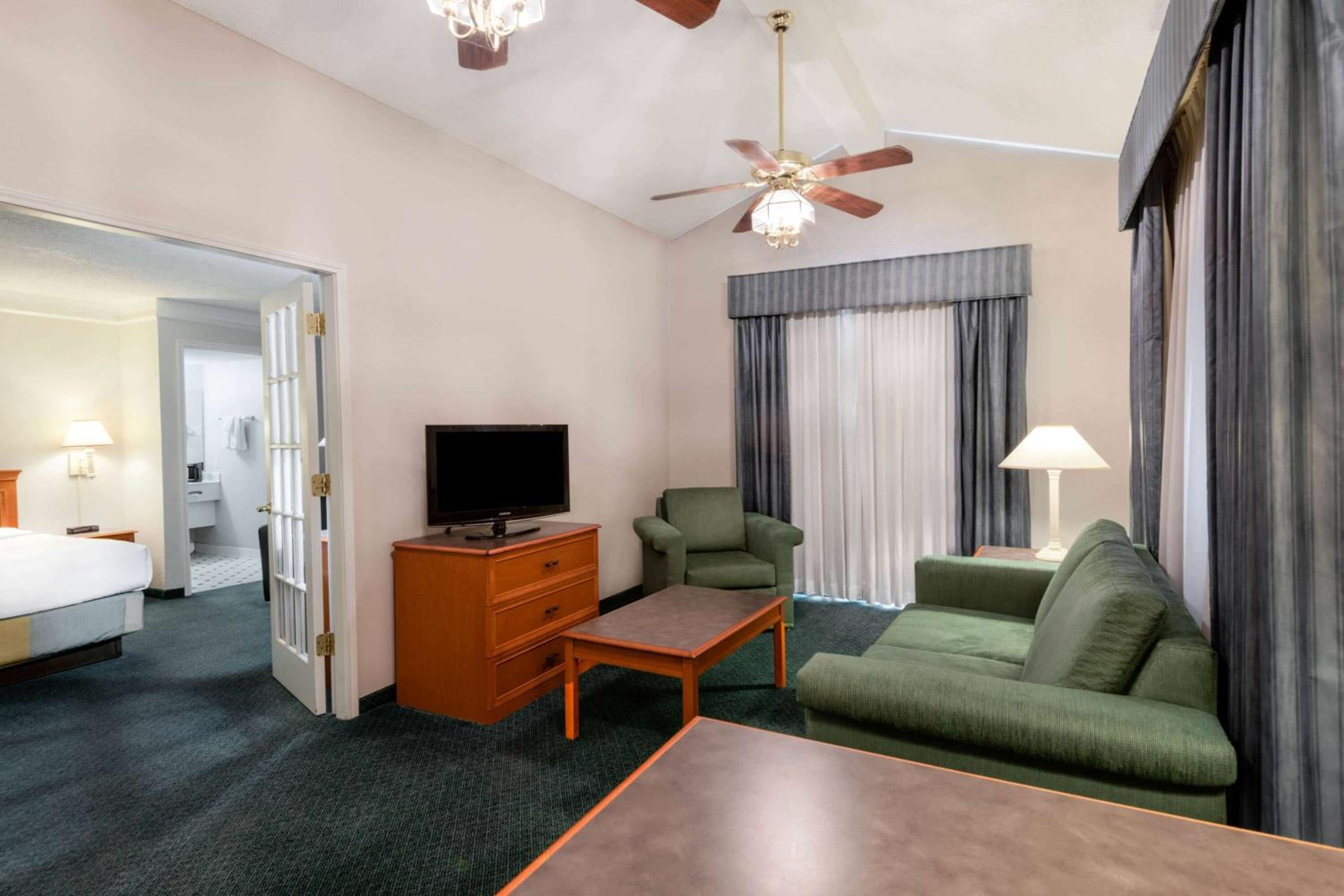 La Quinta Inn by Wyndham Farmington view 4