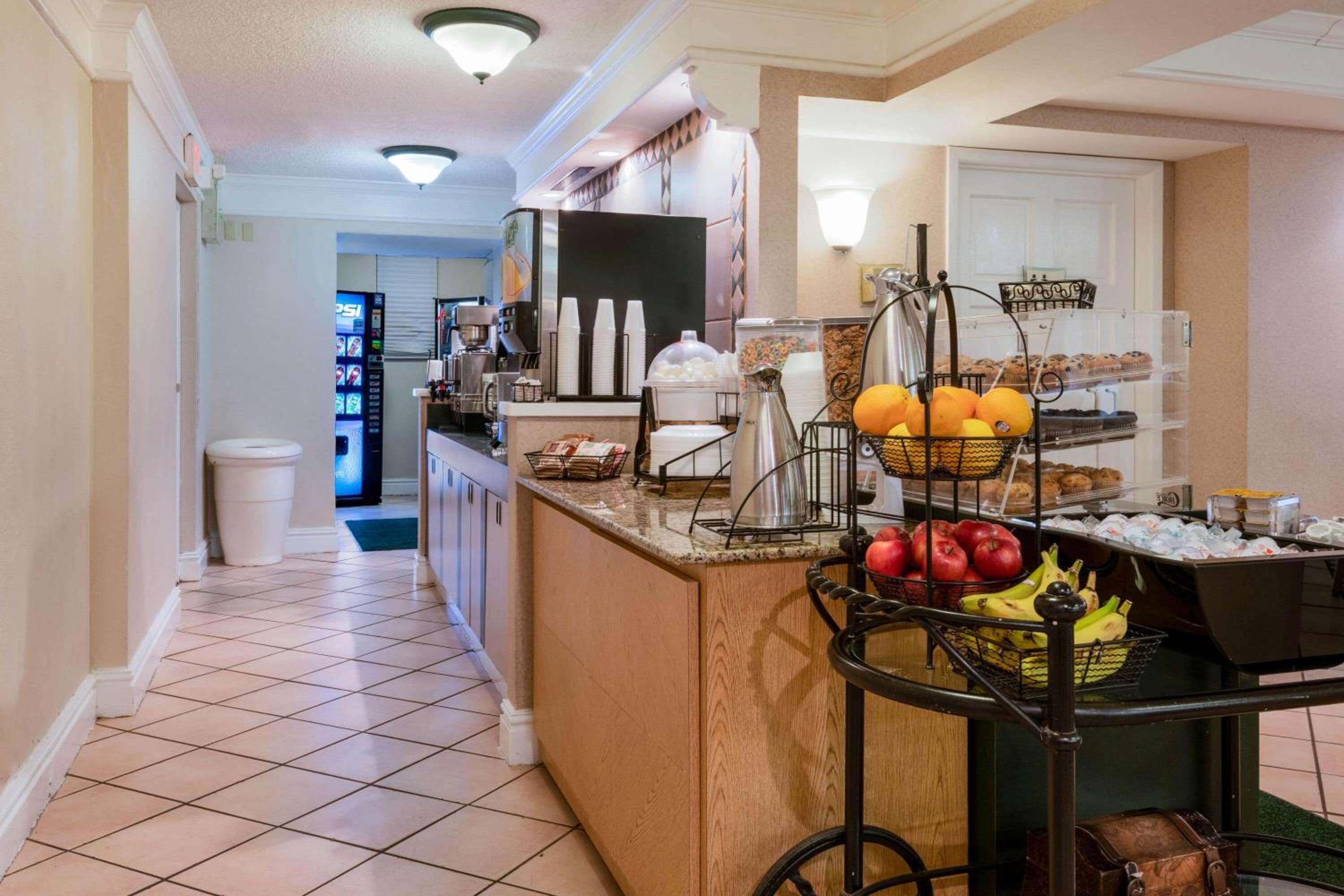 La Quinta Inn by Wyndham Farmington view 3
