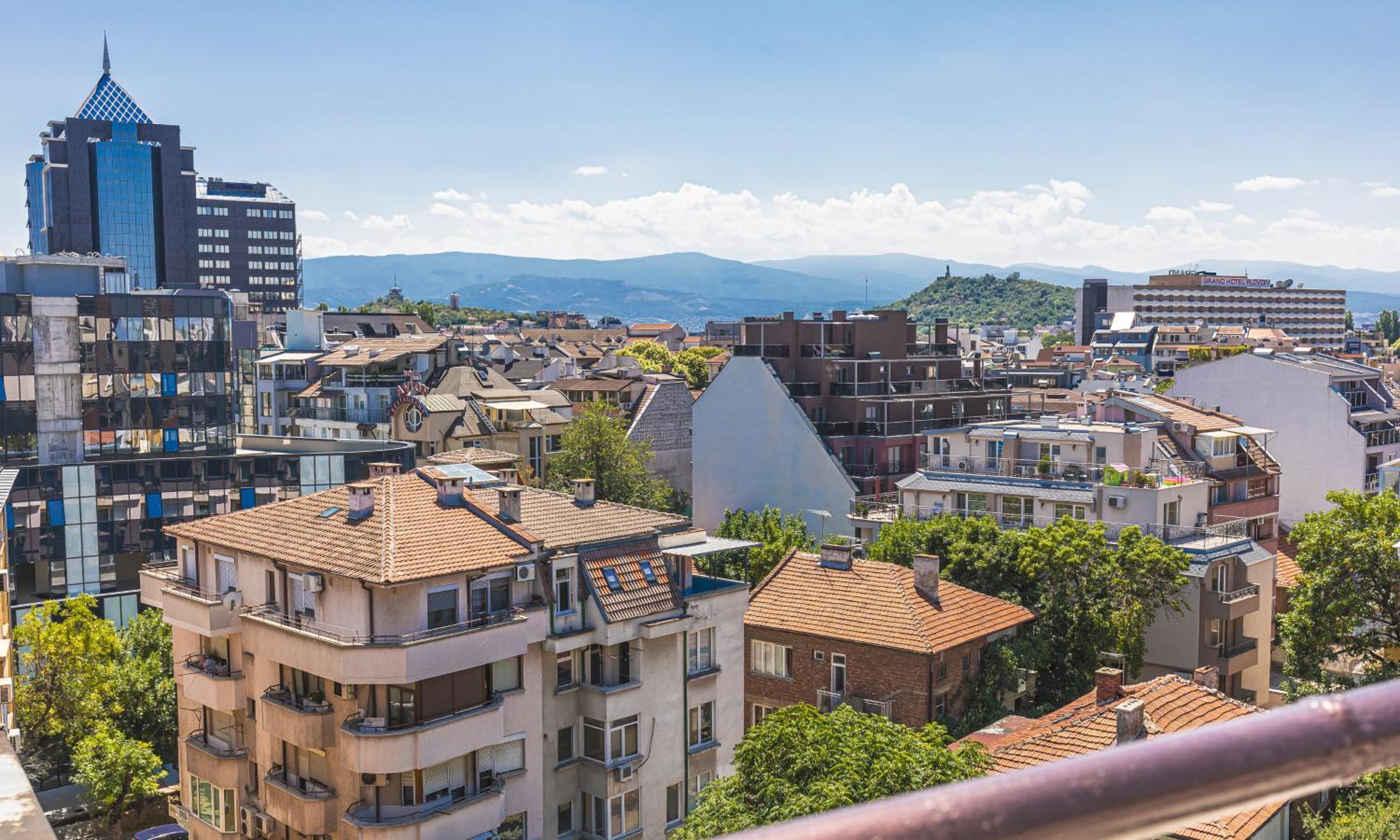 Fancy 1BD penthouse with terrace near the centre view 3