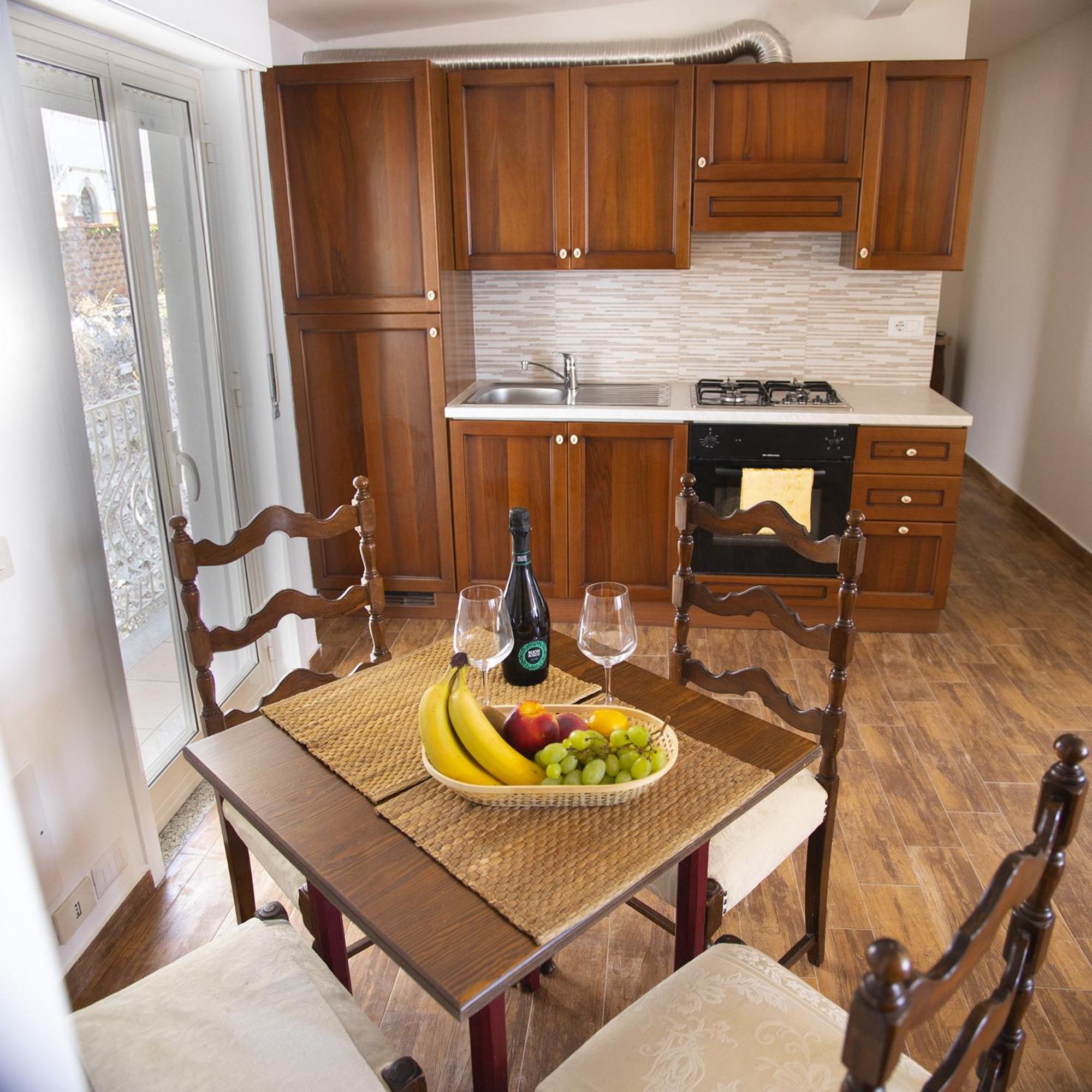 Pascià Cappuccini en Taormina — kitchen