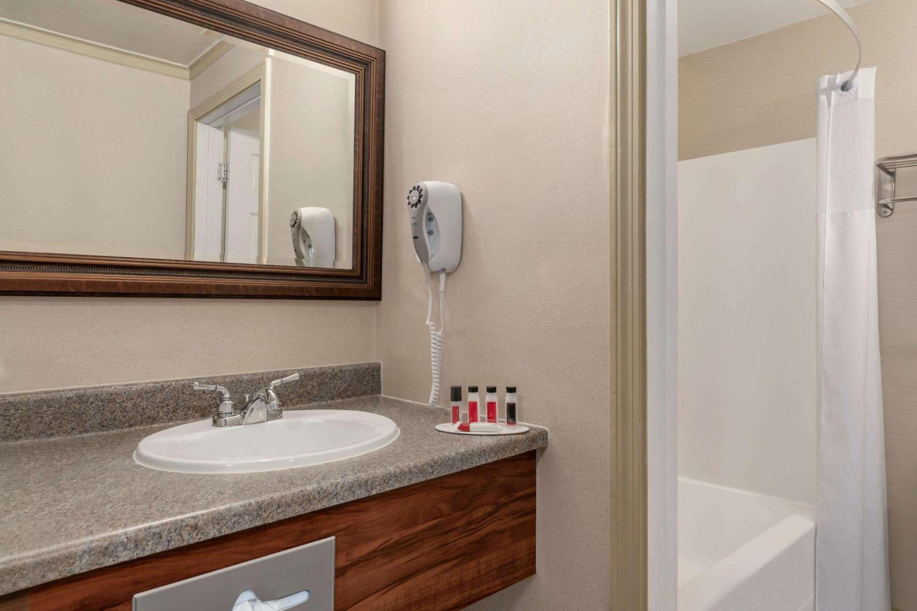 Days Inn by Wyndham Airport/Maine Mall - Property Image 2