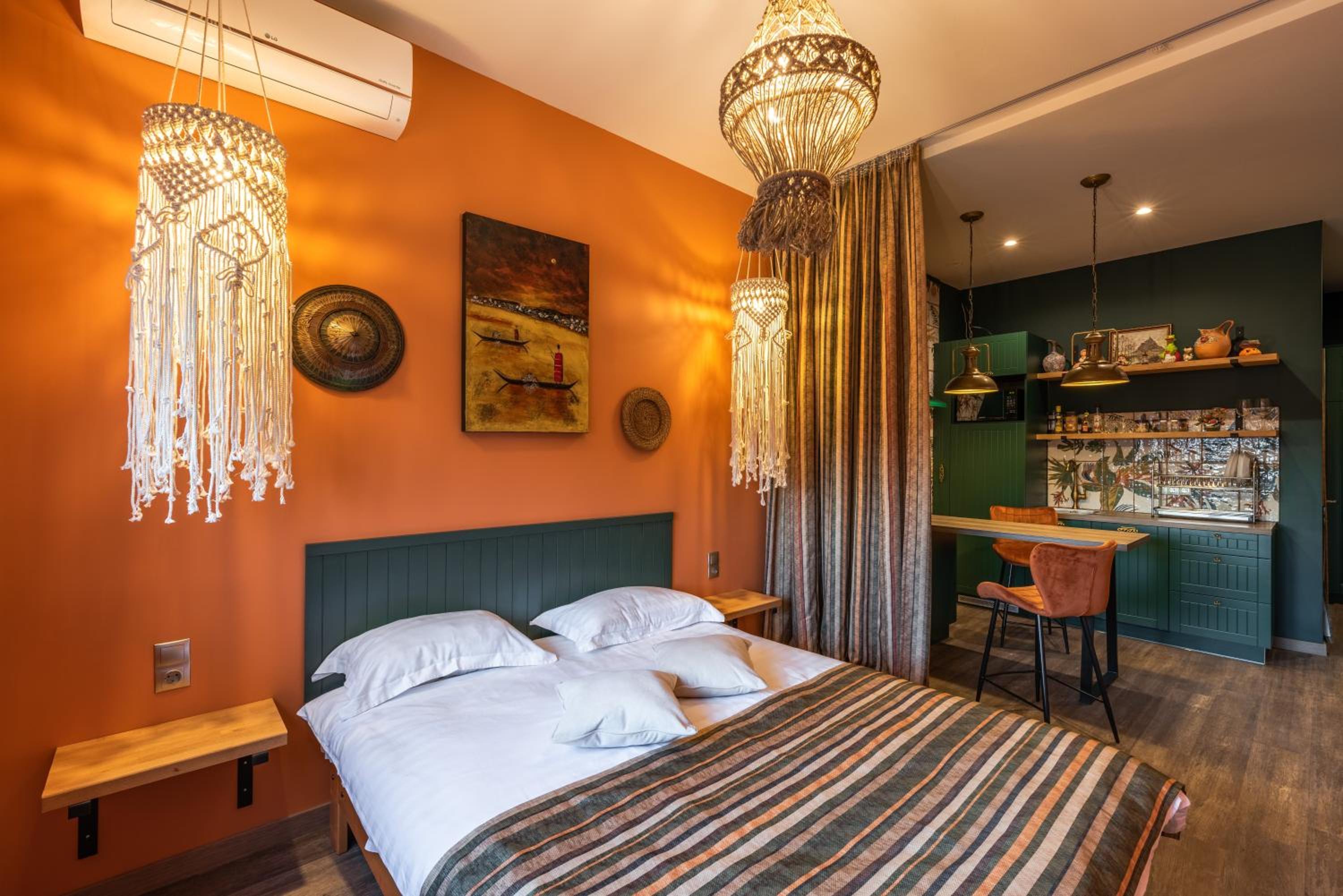 Extraordinary French Quarter Apartments in Vivid Colors view 3