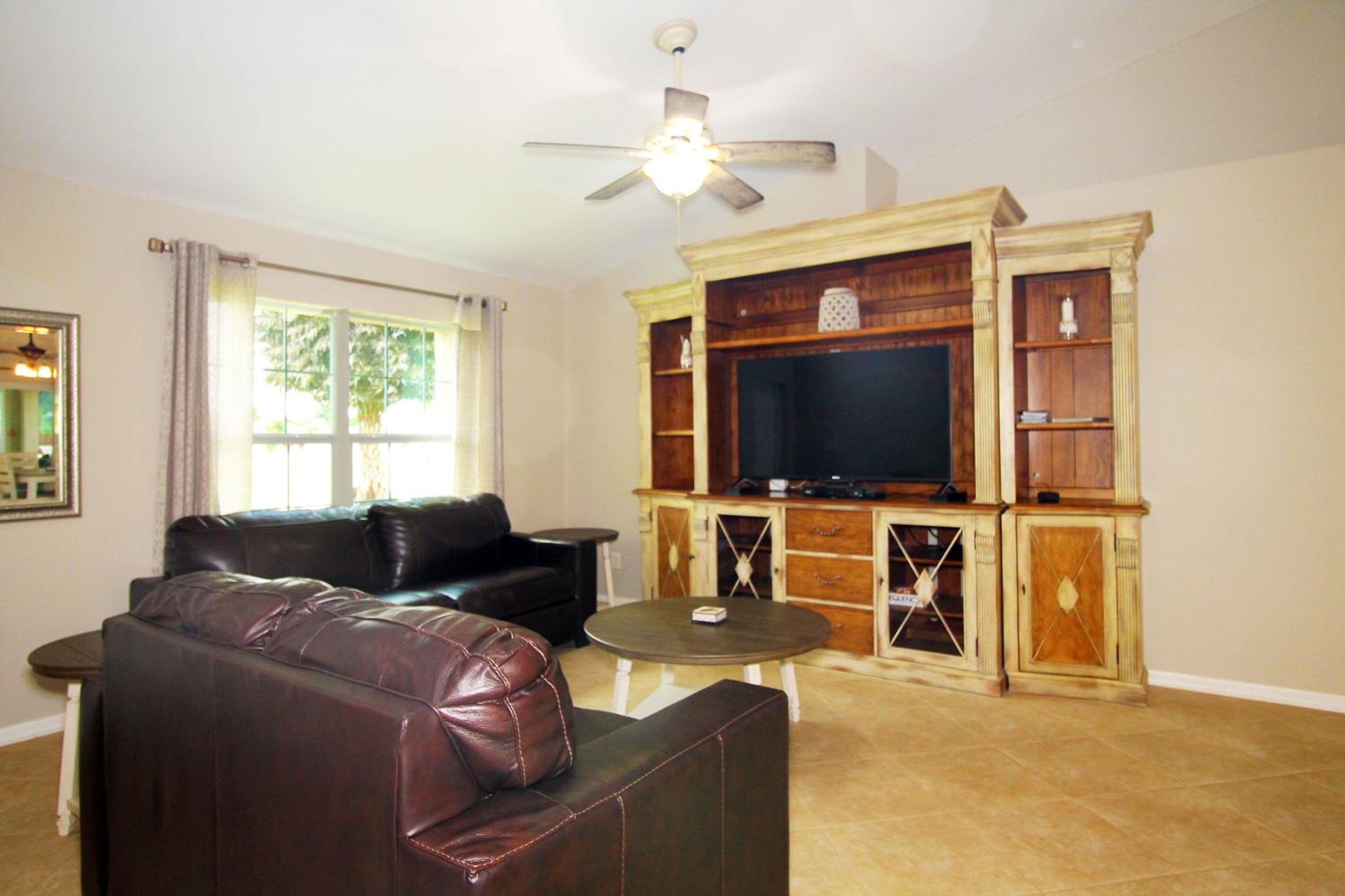 Heated saltwater pool, newly furnished, close to shopping and more - Villa Tropical Paradise view 3