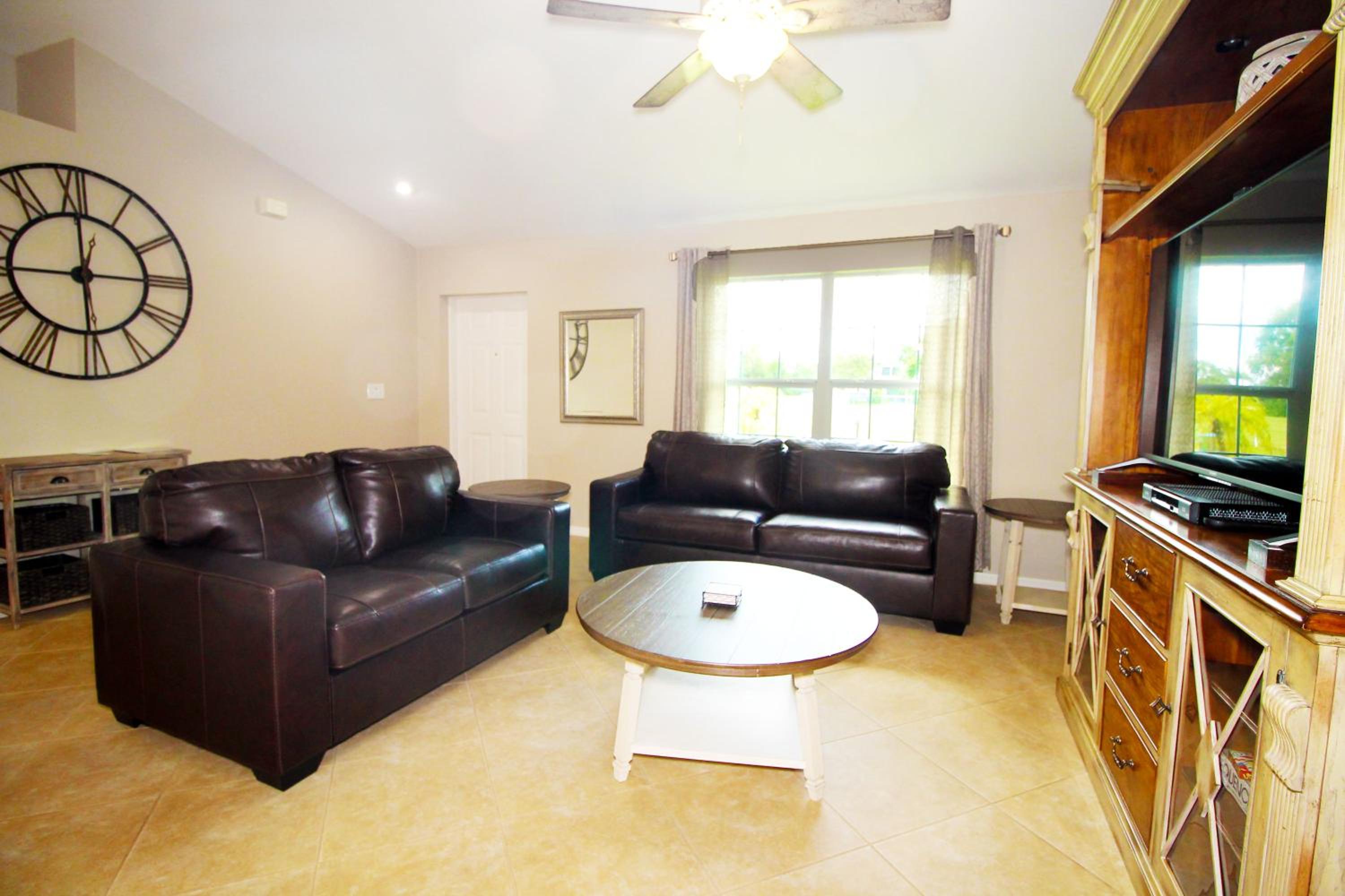 Heated saltwater pool, newly furnished, close to shopping and more - Villa Tropical Paradise view 4