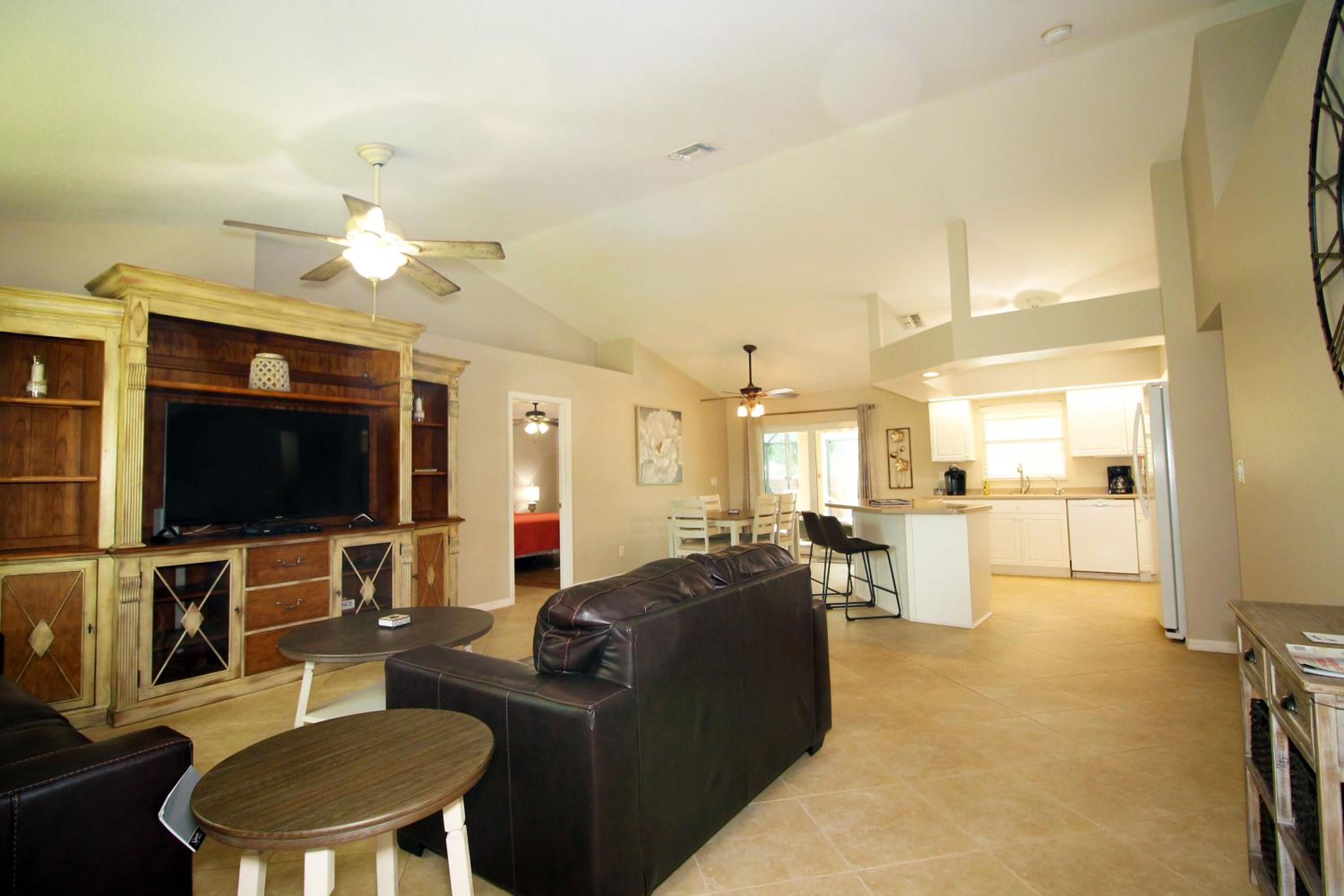 Heated saltwater pool, newly furnished, close to shopping and more - Villa Tropical Paradise view 5