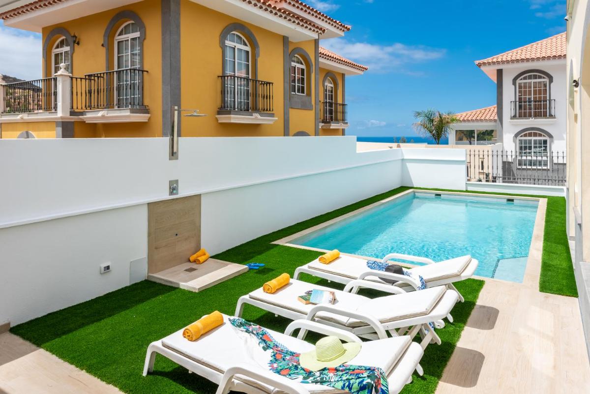 LUXURY HOLIDAY VILLA Heated Pool view 4