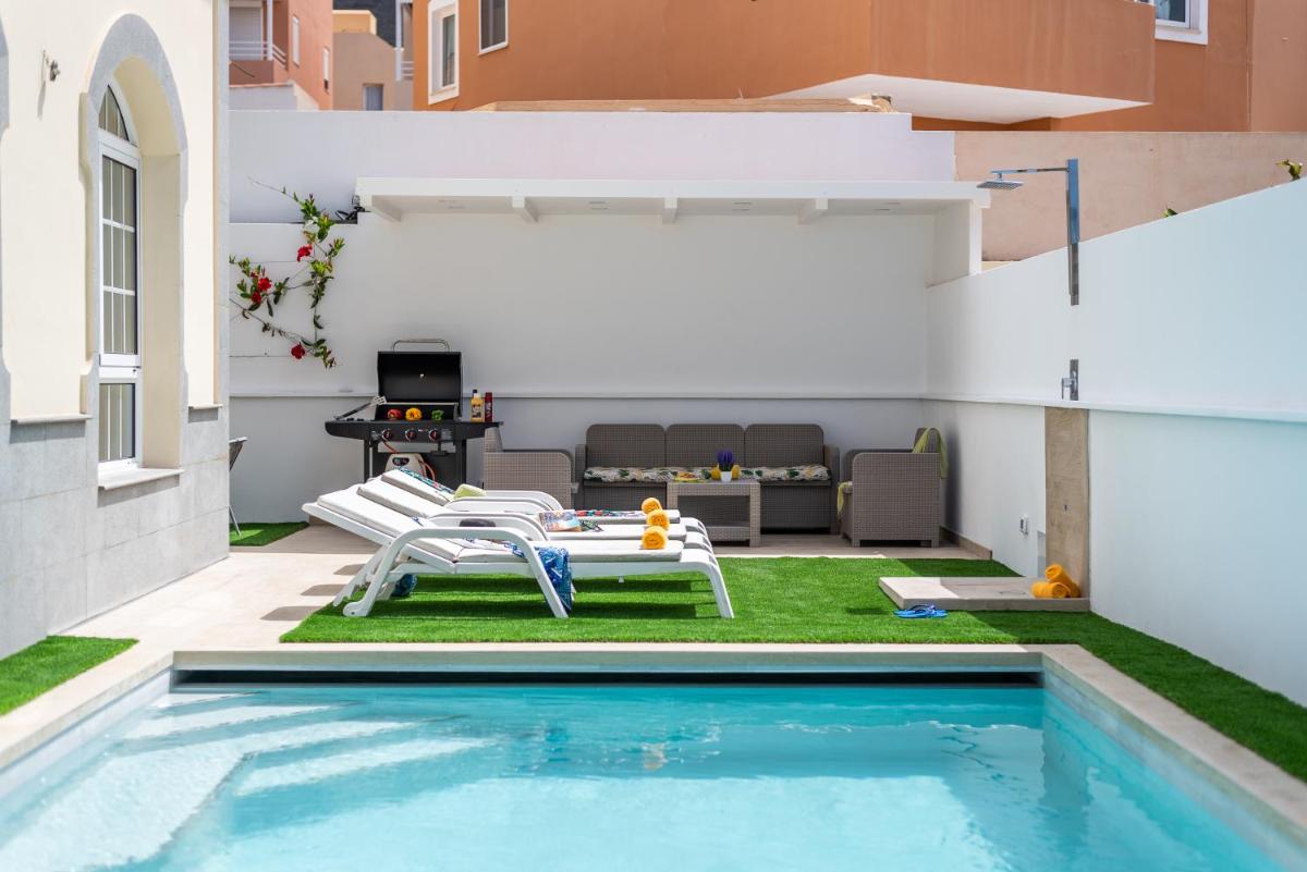 LUXURY HOLIDAY VILLA Heated Pool view 5