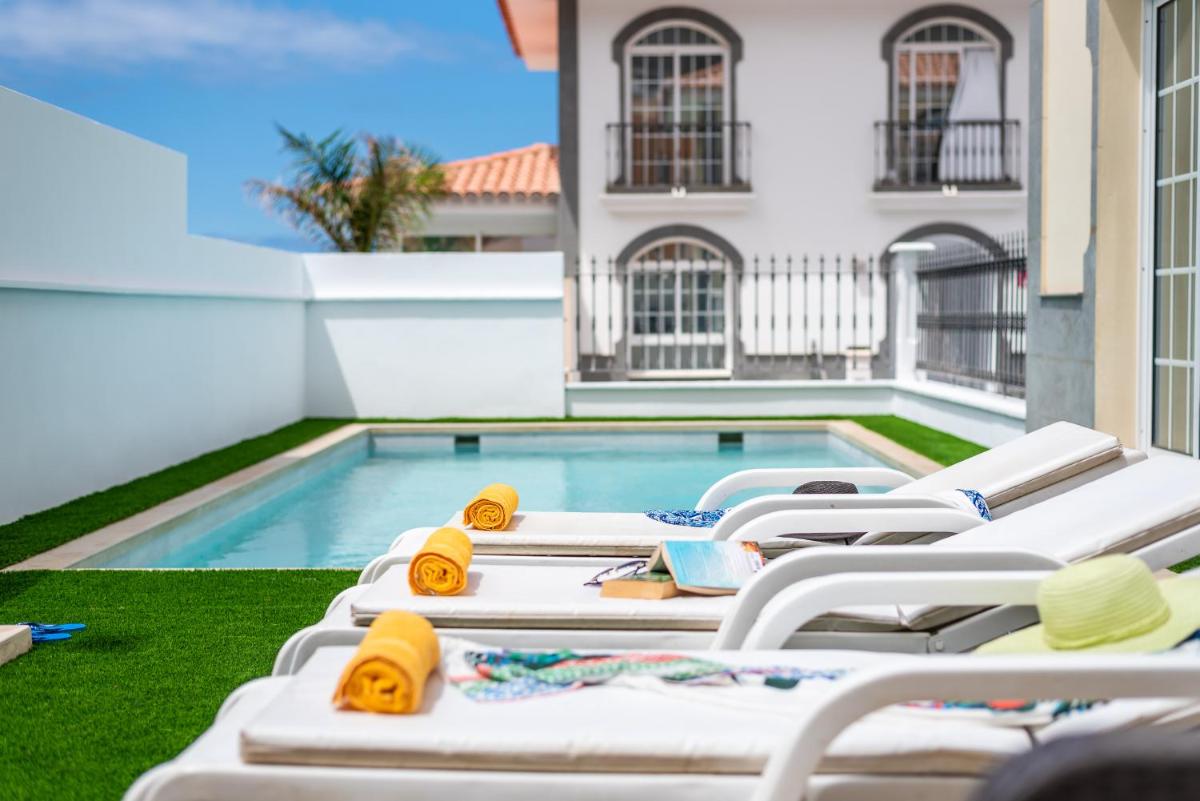 LUXURY HOLIDAY VILLA Heated Pool view 3